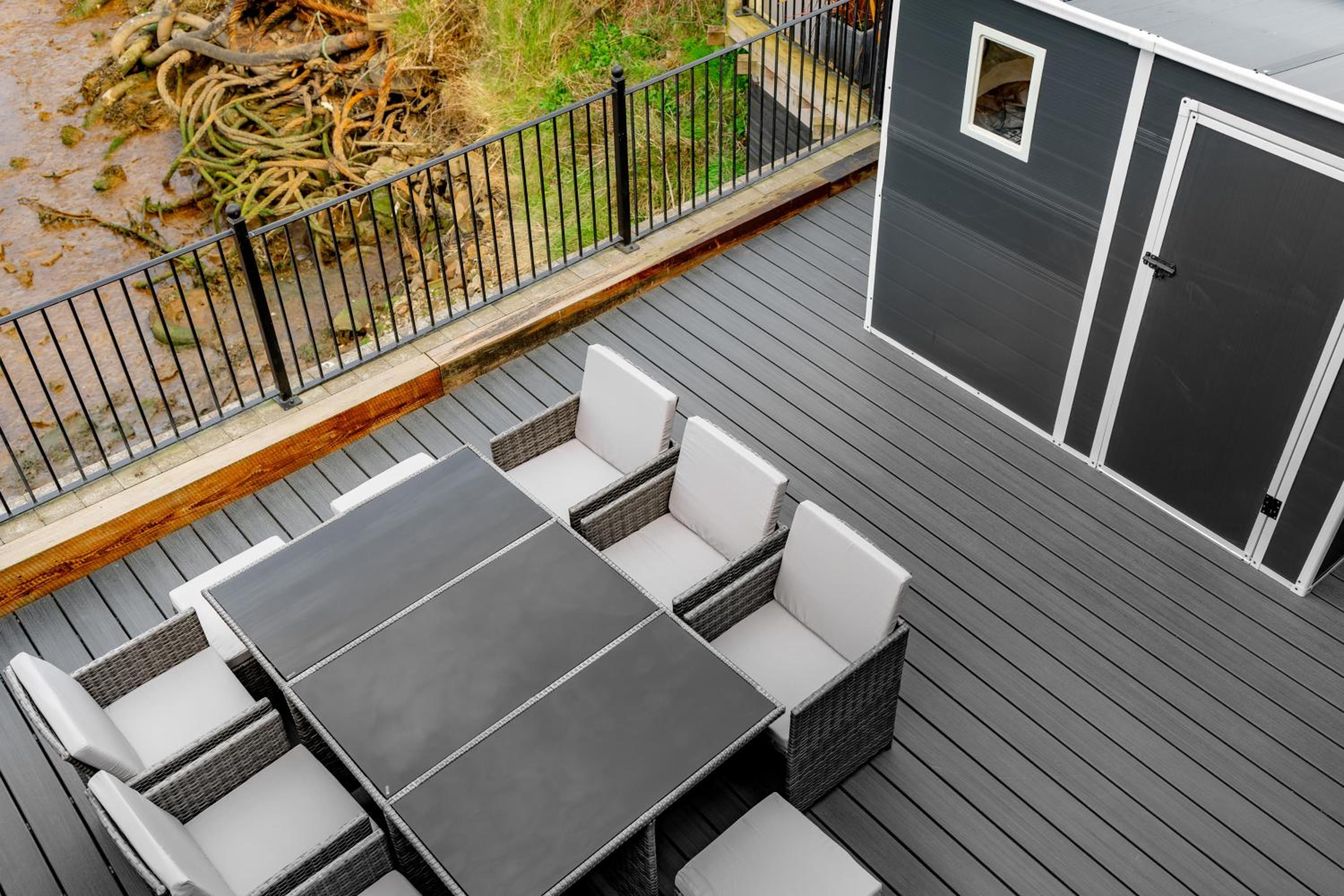 Large Modern Scenic 4 Bedroom Townhouse