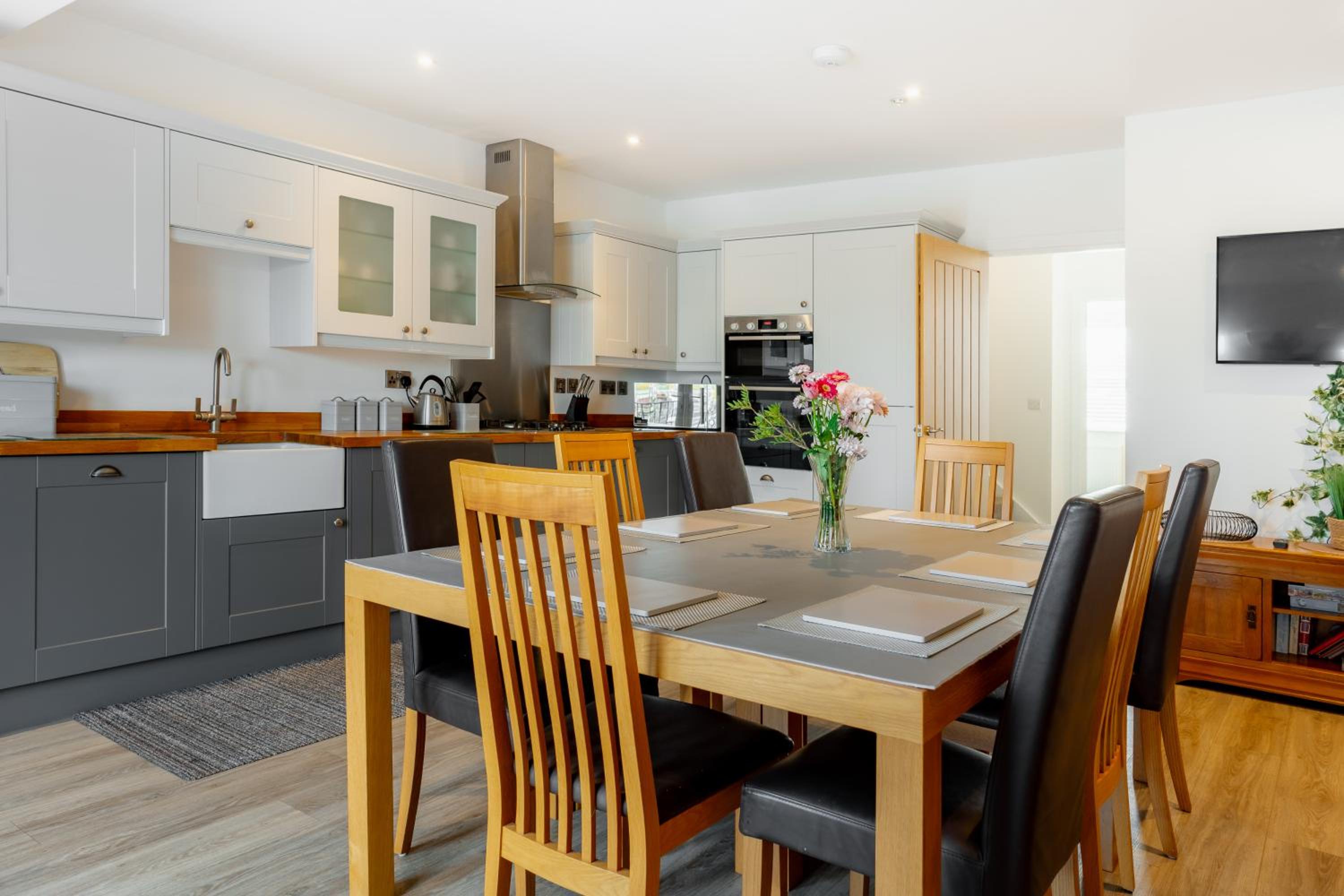Large Modern Scenic 4 Bedroom Townhouse