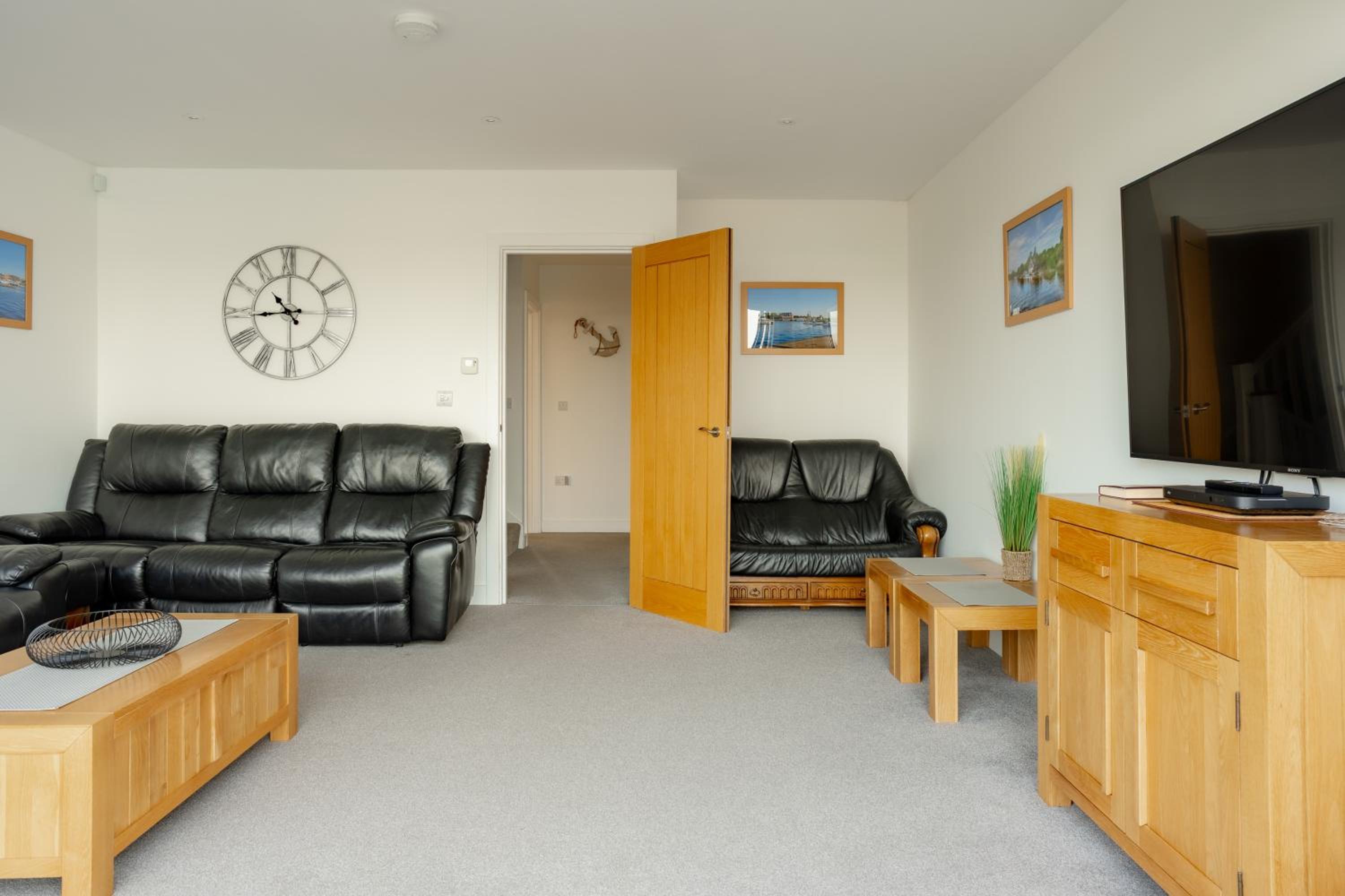 Large Modern Scenic 4 Bedroom Townhouse