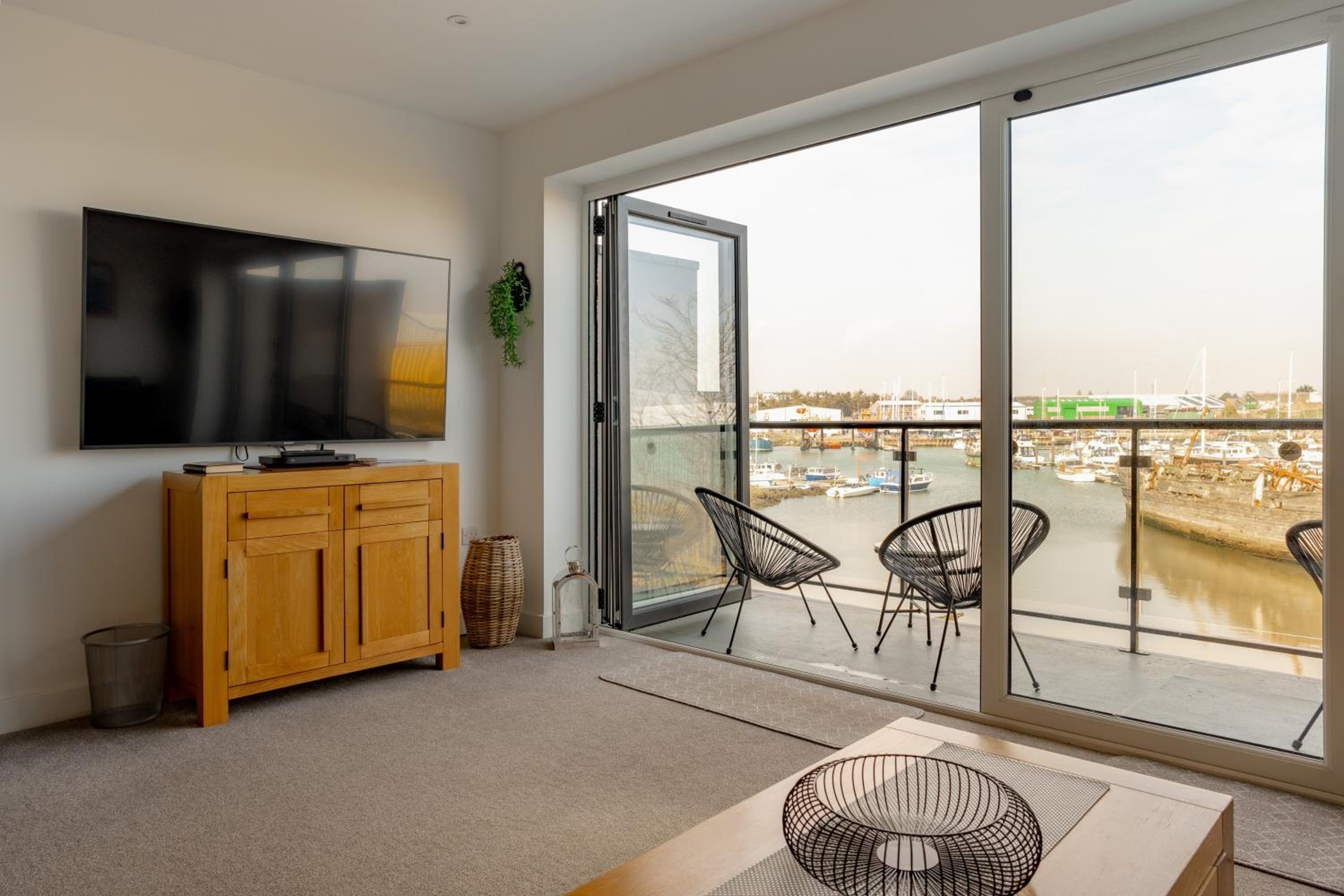 Large Modern Scenic 4 Bedroom Townhouse