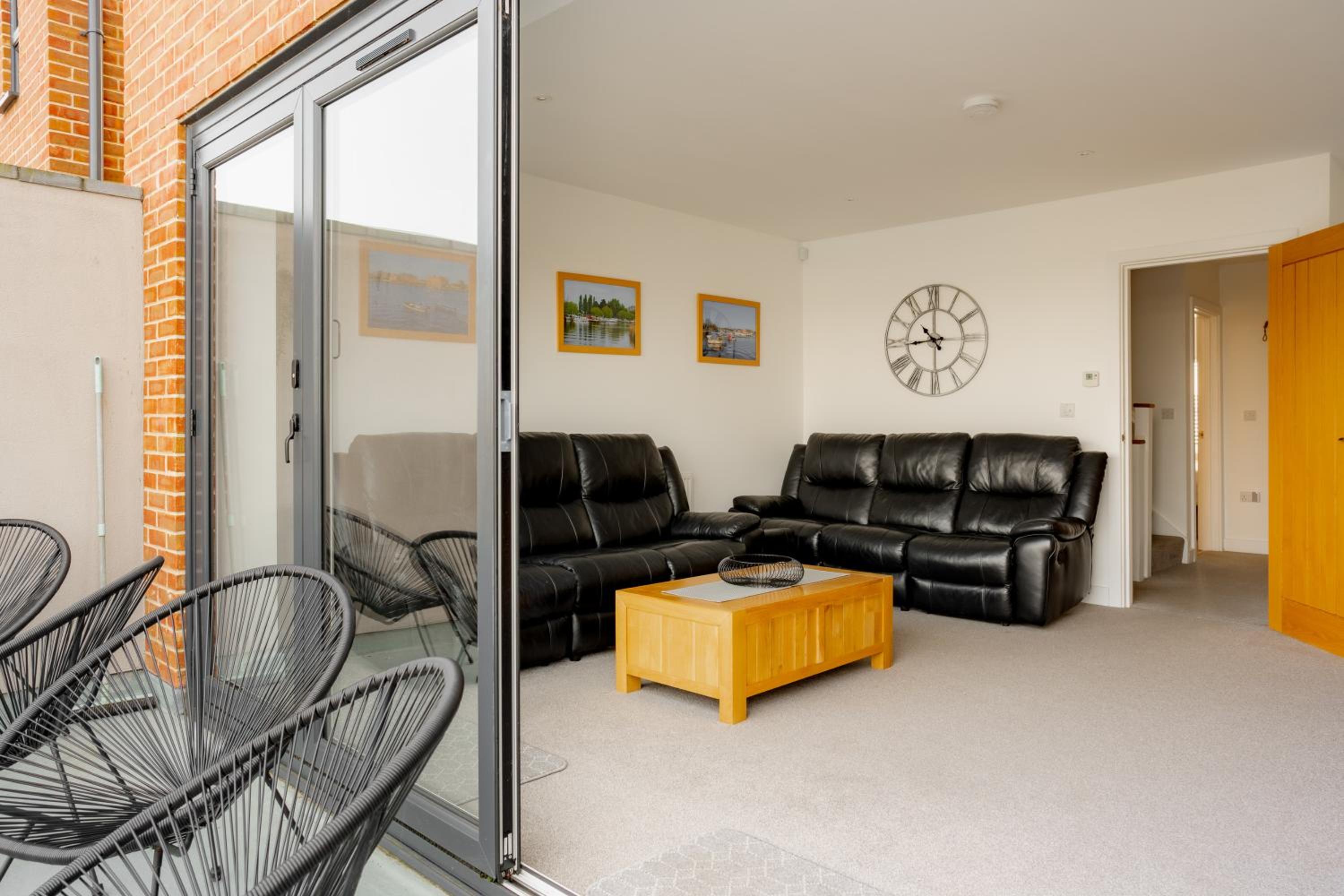 Large Modern Scenic 4 Bedroom Townhouse