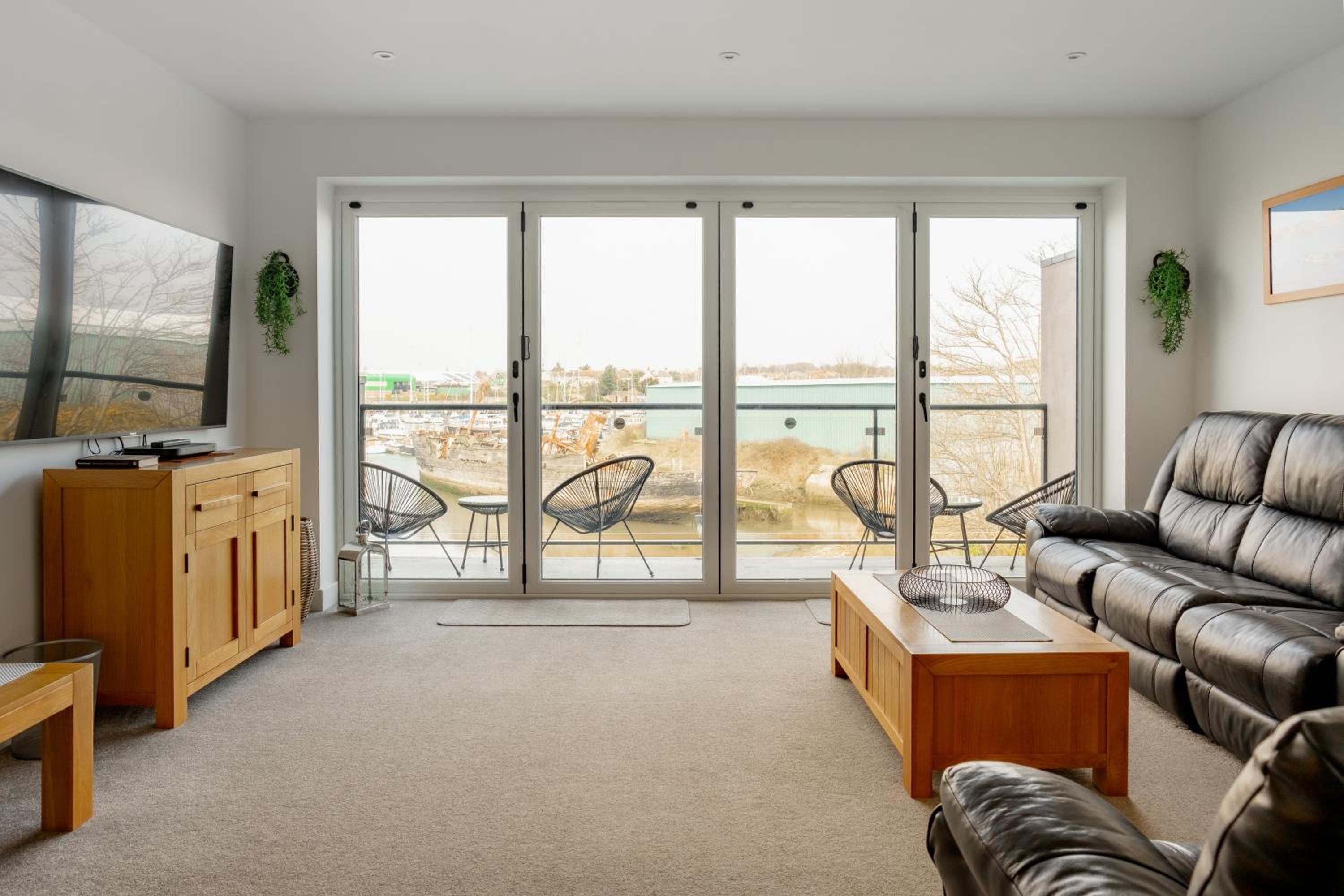 Large Modern Scenic 4 Bedroom Townhouse