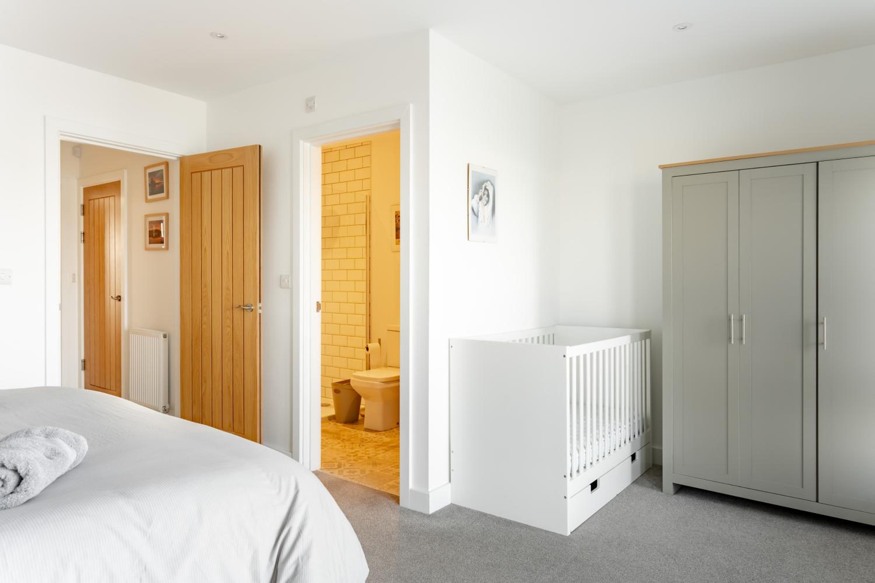 Large Modern Scenic 4 Bedroom Townhouse