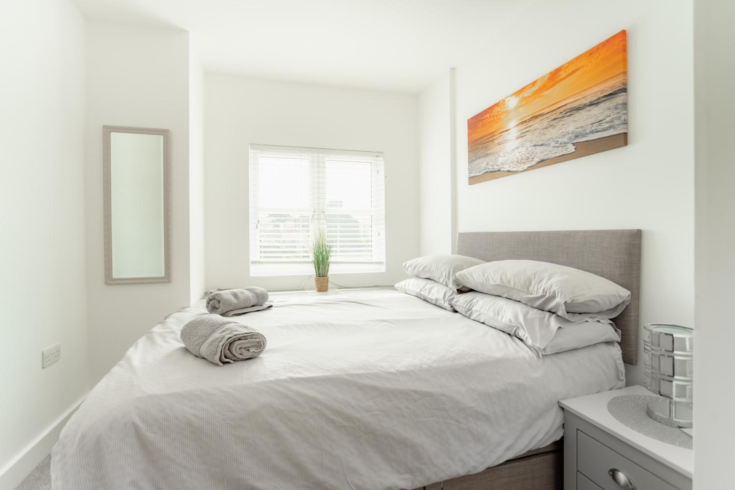 Large Modern Scenic 4 Bedroom Townhouse