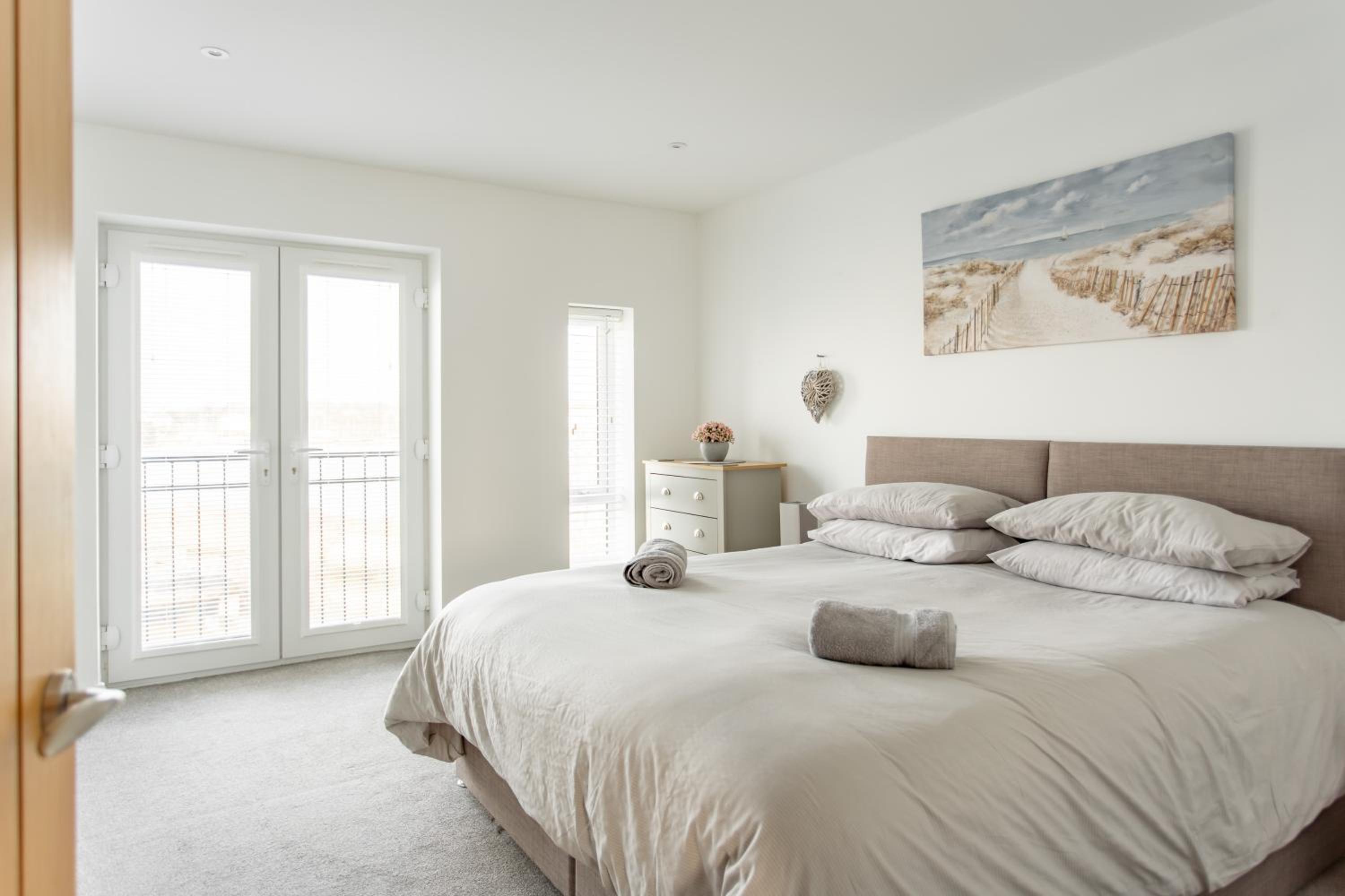 Large Modern Scenic 4 Bedroom Townhouse