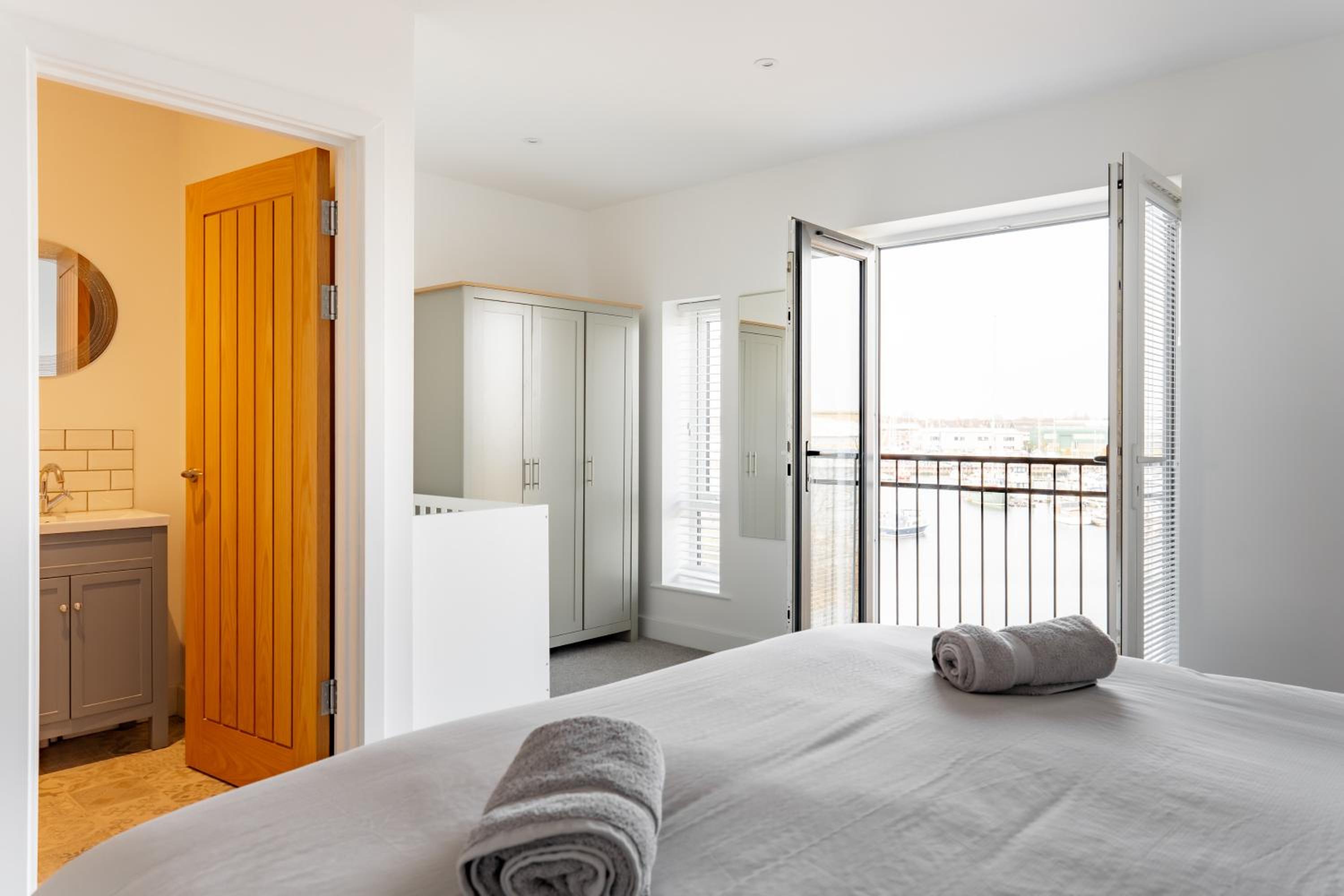 Large Modern Scenic 4 Bedroom Townhouse