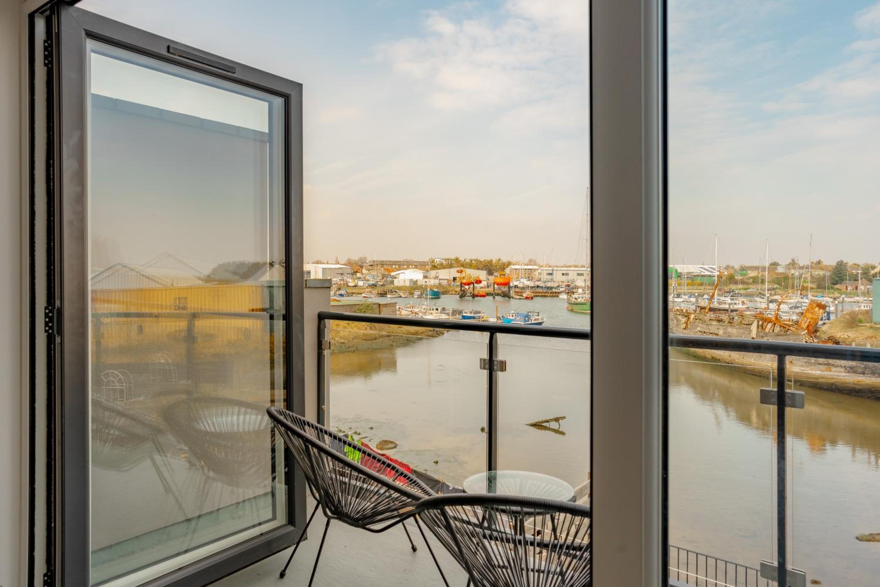 Large Modern Scenic 4 Bedroom Townhouse