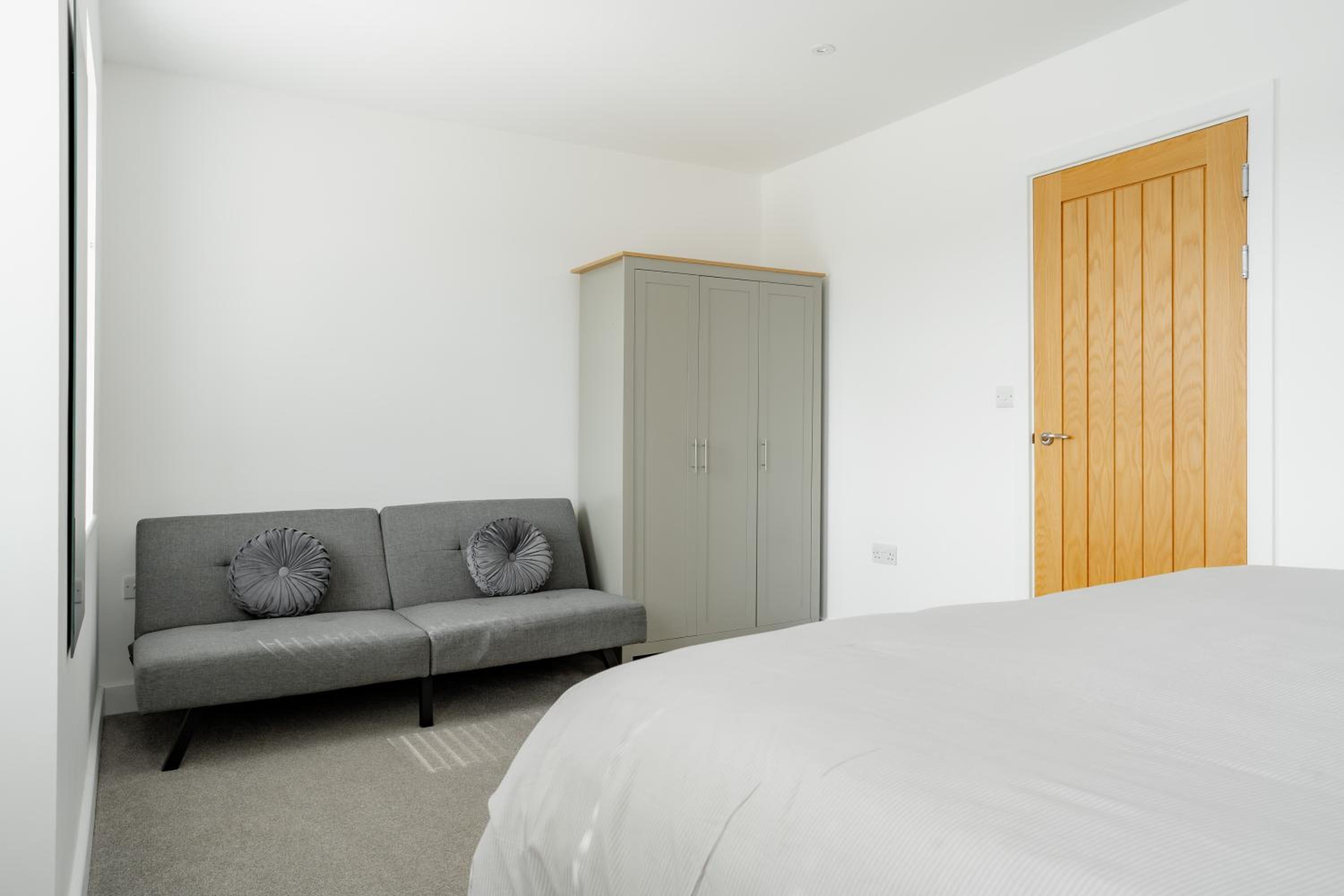 Large Modern Scenic 4 Bedroom Townhouse