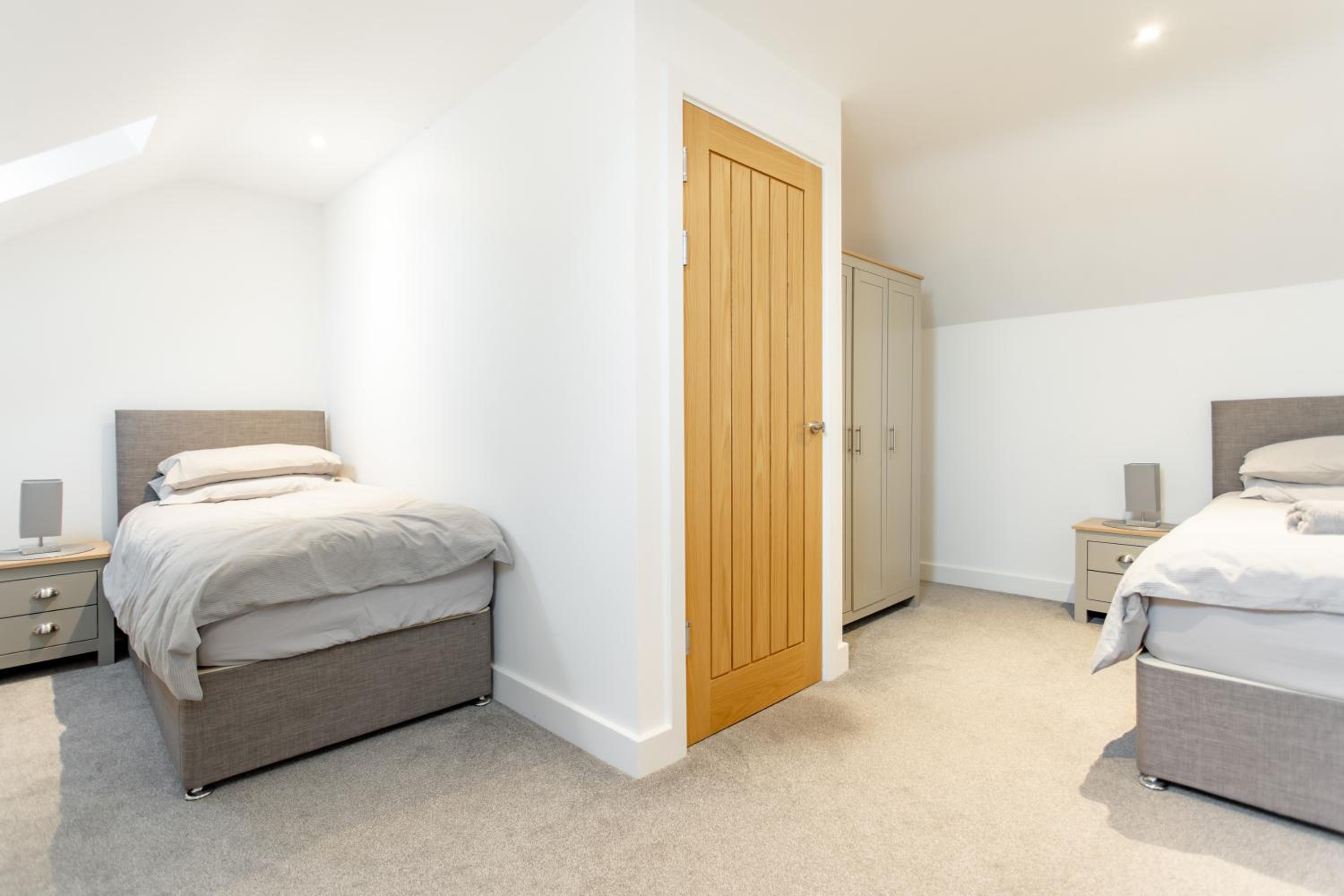 Large Modern Scenic 4 Bedroom Townhouse