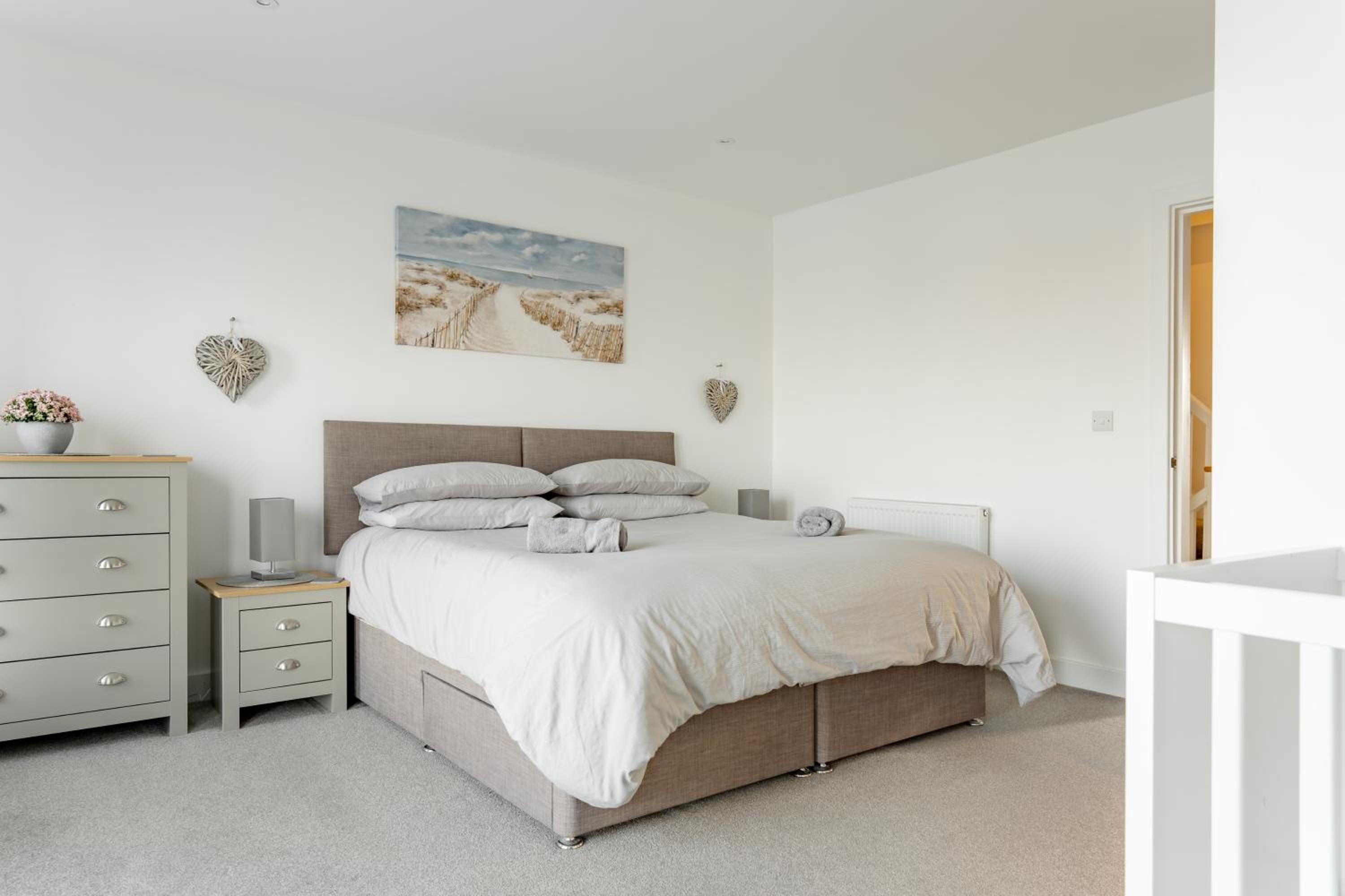Large Modern Scenic 4 Bedroom Townhouse