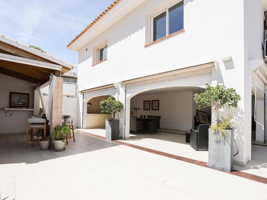 Villa Paquita by Clabao