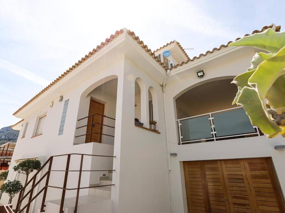 Villa Paquita by Clabao