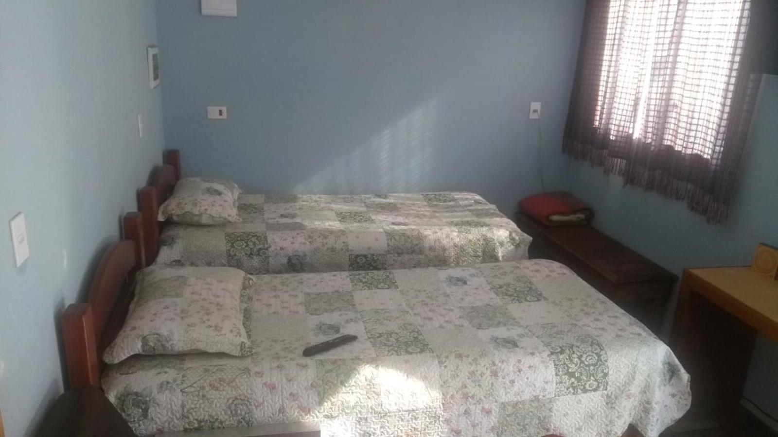 Casa familiar quarto, cozinha, banheiro e piscina a praia está a 700 metros