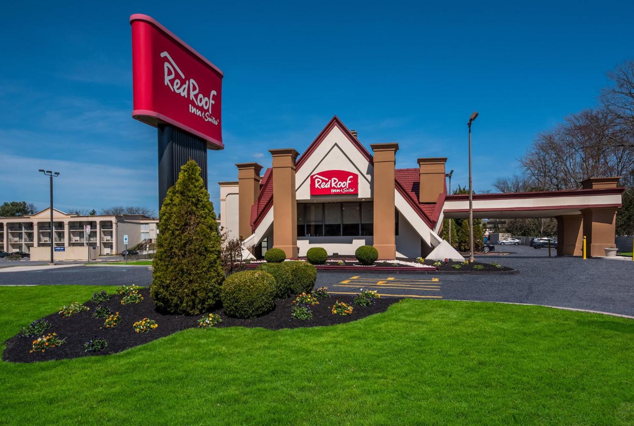 Hotel Red Roof Inn and Suites Newark - University - Image 1