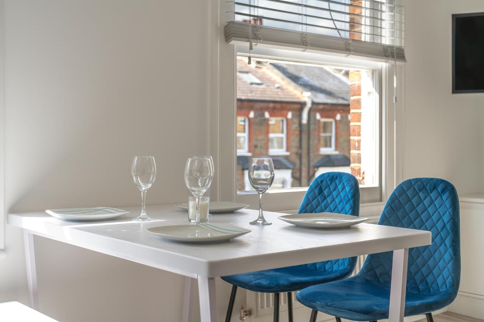 Modern Split Level 2BR Spacious Apt Maida Vale