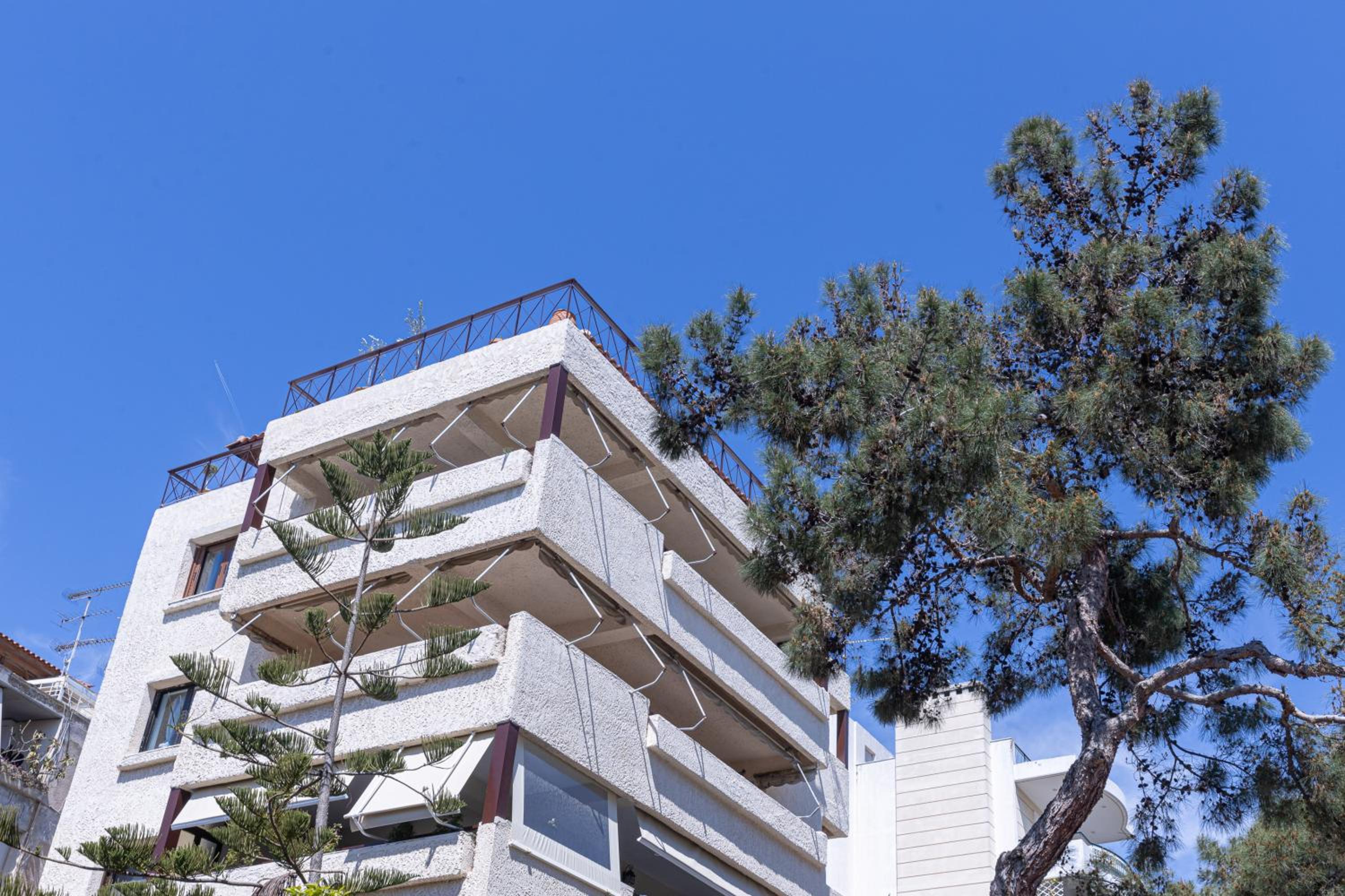 SeaView apt in Varkiza steps to Beach with Parking
