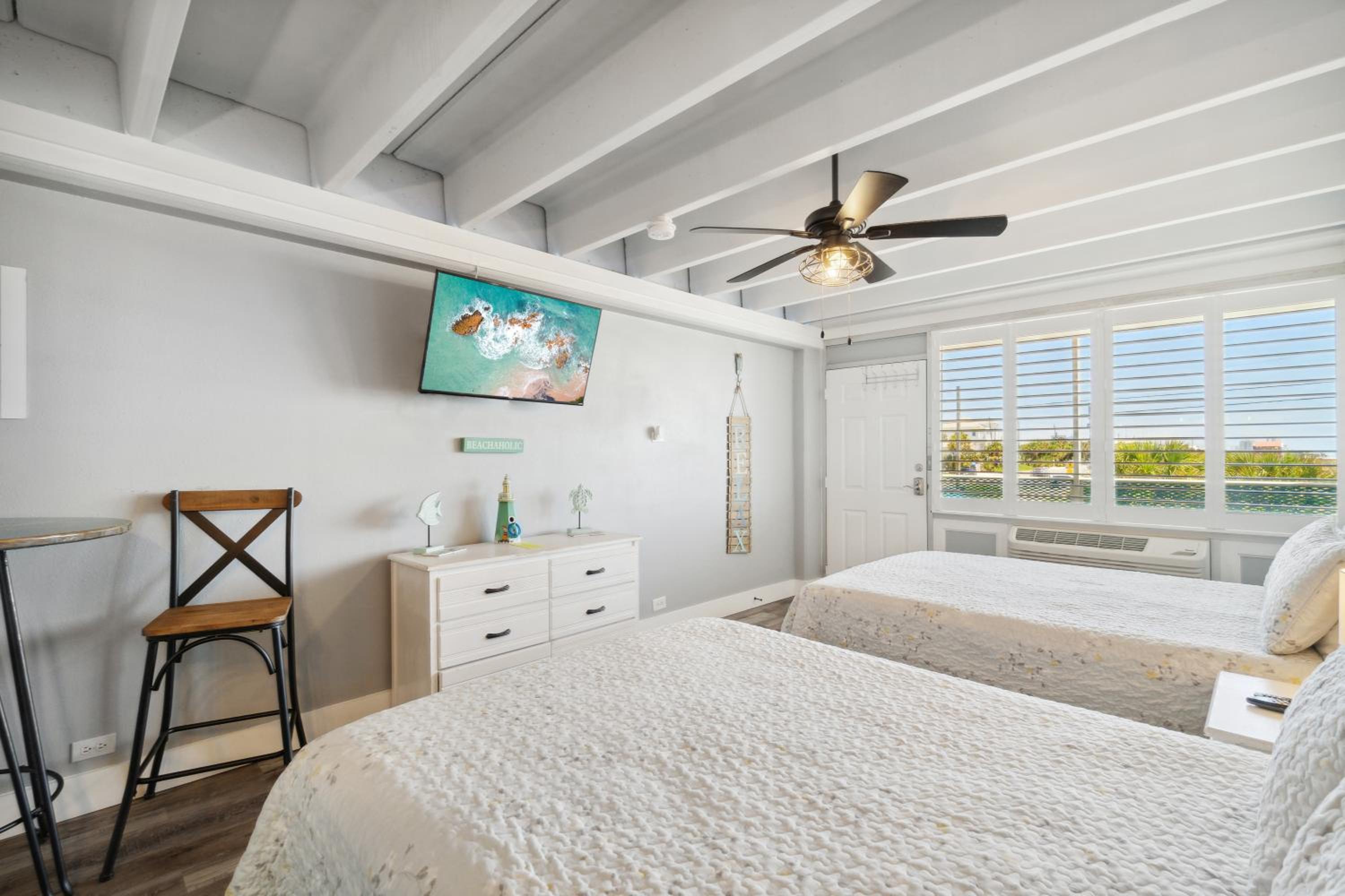 Cozy Beachfront Studio Newly Renovated with Ocean View! by Dolce Vita Getaways PCB view 3