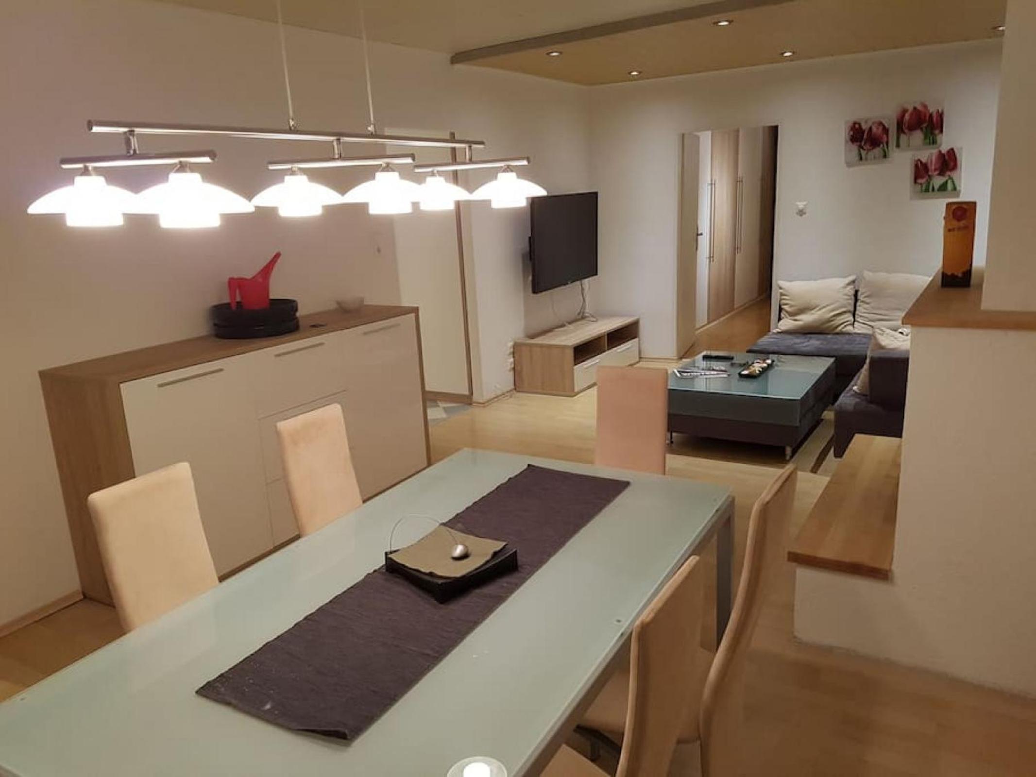 Esslinger Hauptstr Spacious apartment with loggia