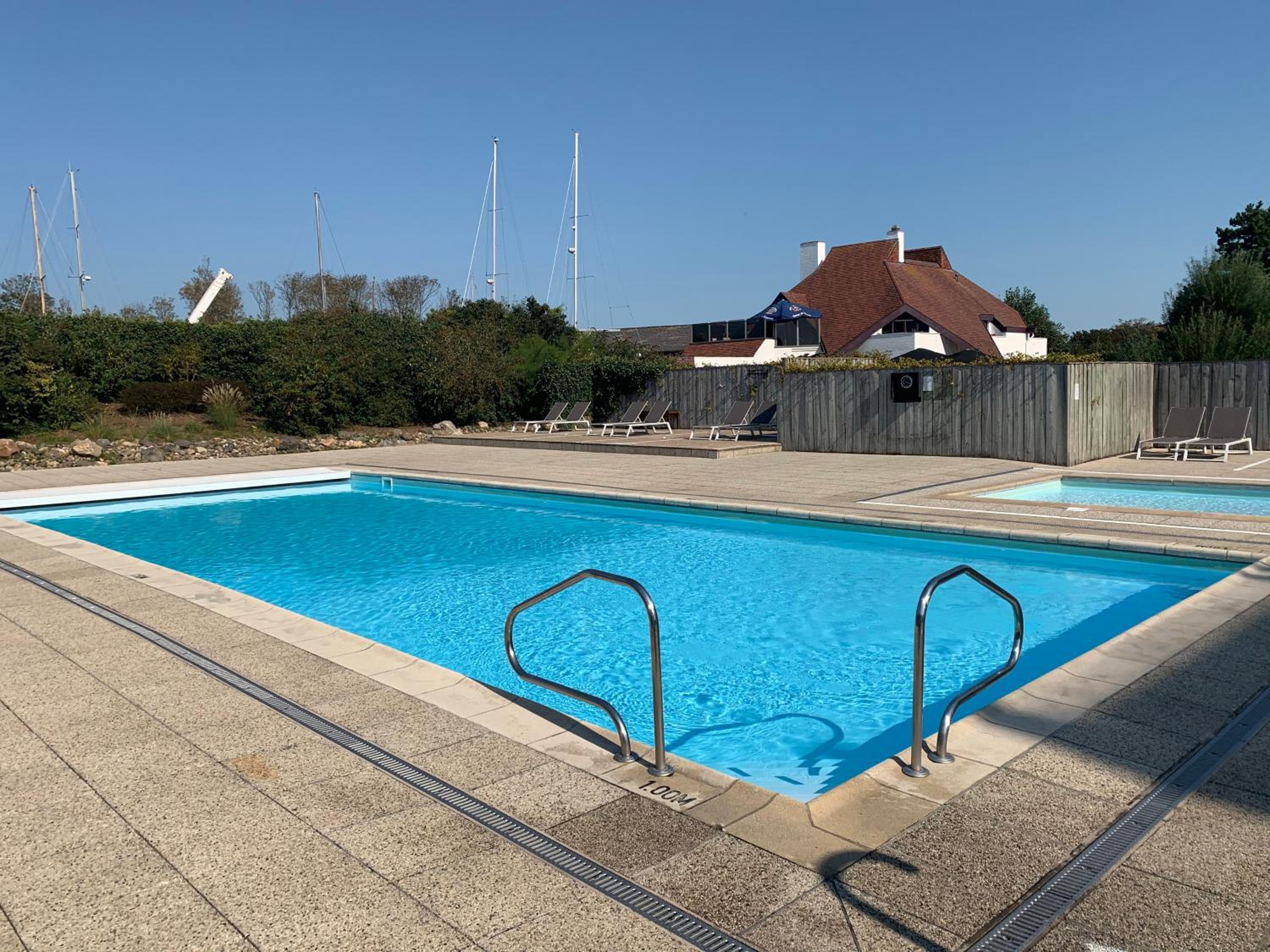 Rustig gelegen vakantiehuisje met zwembad op wandelafstand van zeedijk en jachthaven.