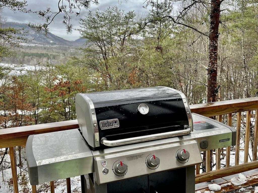 1 bedroom with a loft and hot tub cabin 45 minutes to Asheville view 3