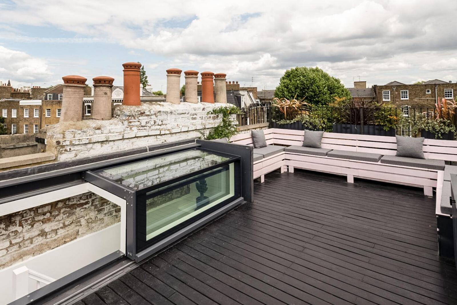 Stunning Townhouse with large roof terrace