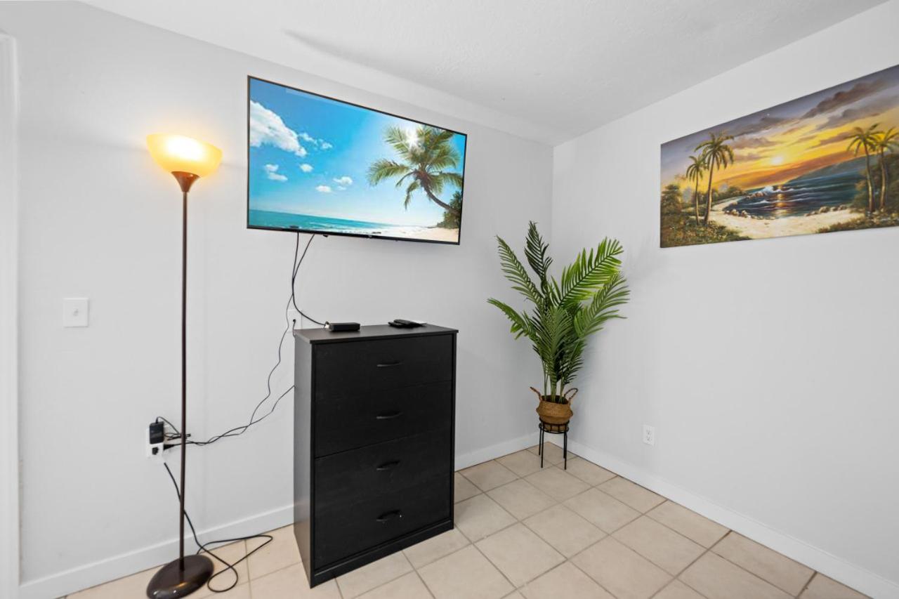 2 Bed Cottage with Pool, Close to Beach! BBQ Grills & Patio view 2