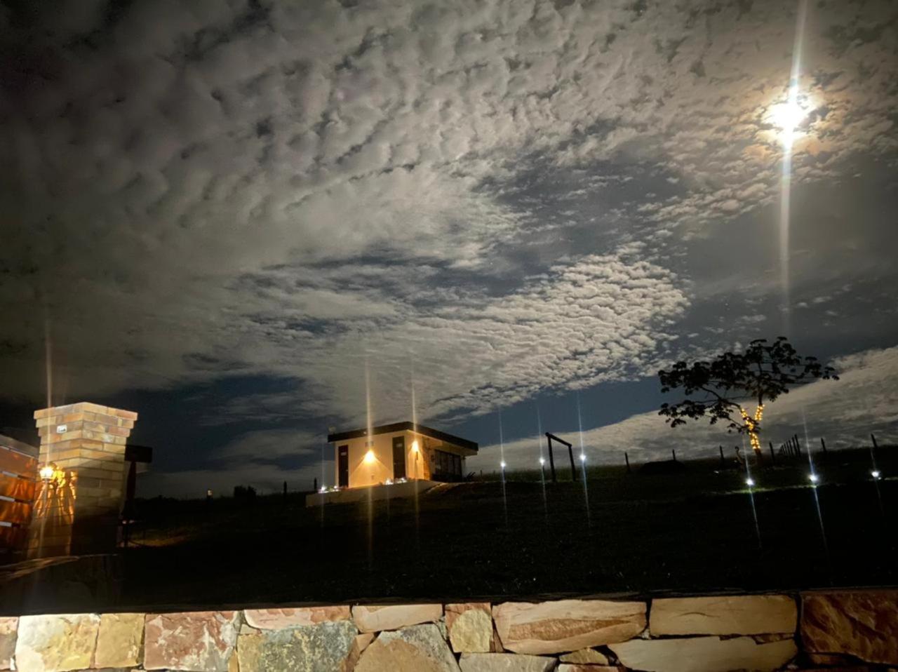 LUZ DE LUNA mesa de los santos house