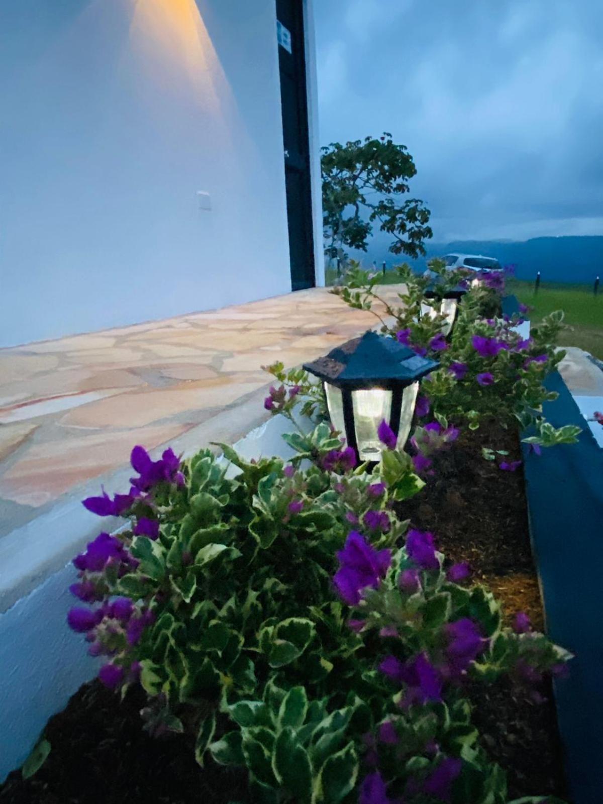 LUZ DE LUNA mesa de los santos house