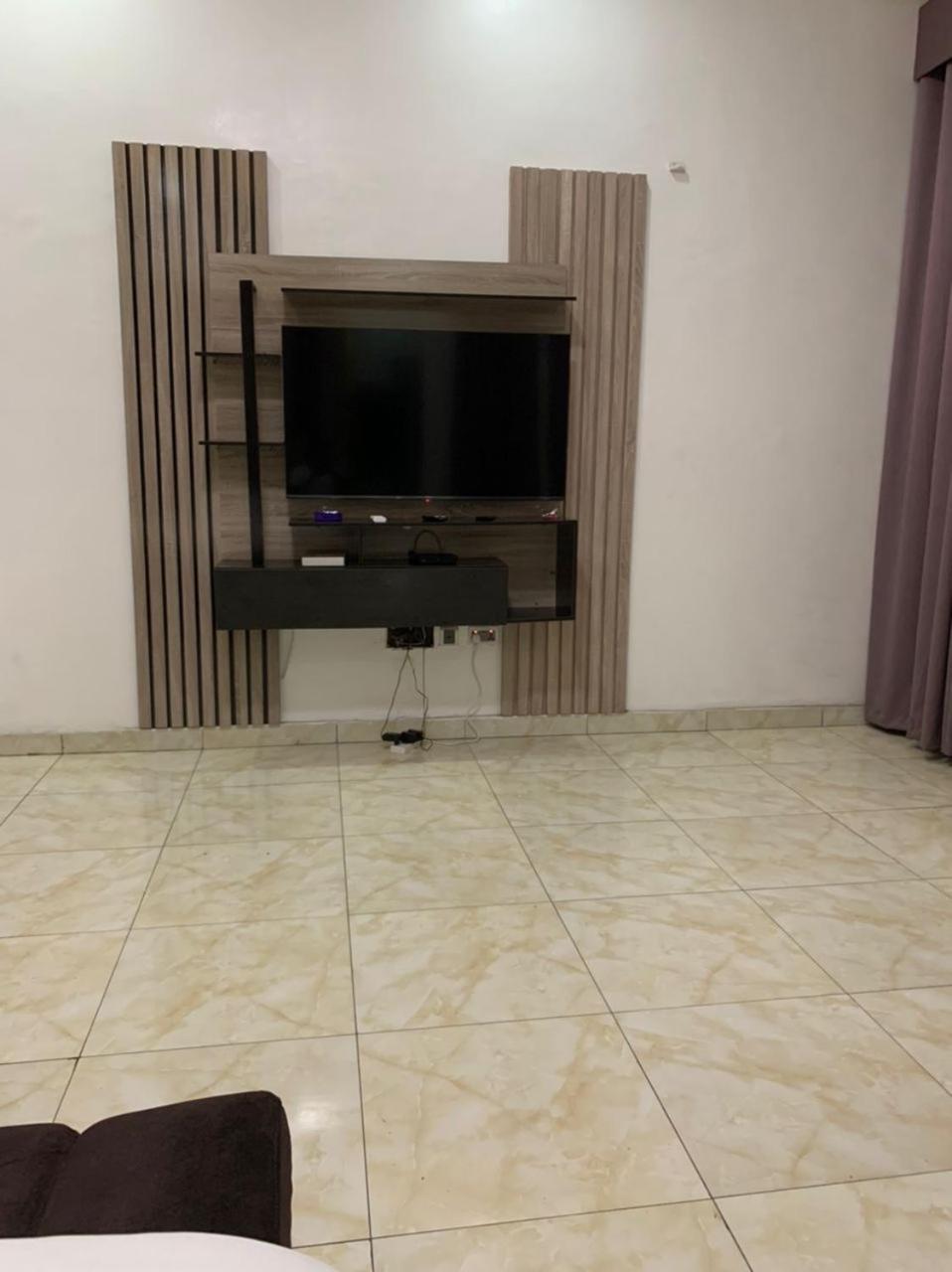Jilles apartments -4bedroomduplex24hrlight&security