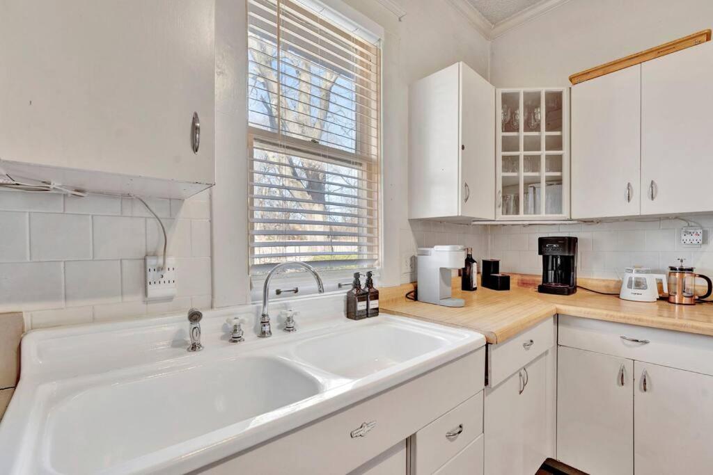 Charming cottage near Memphis zoo and restaurants view 5