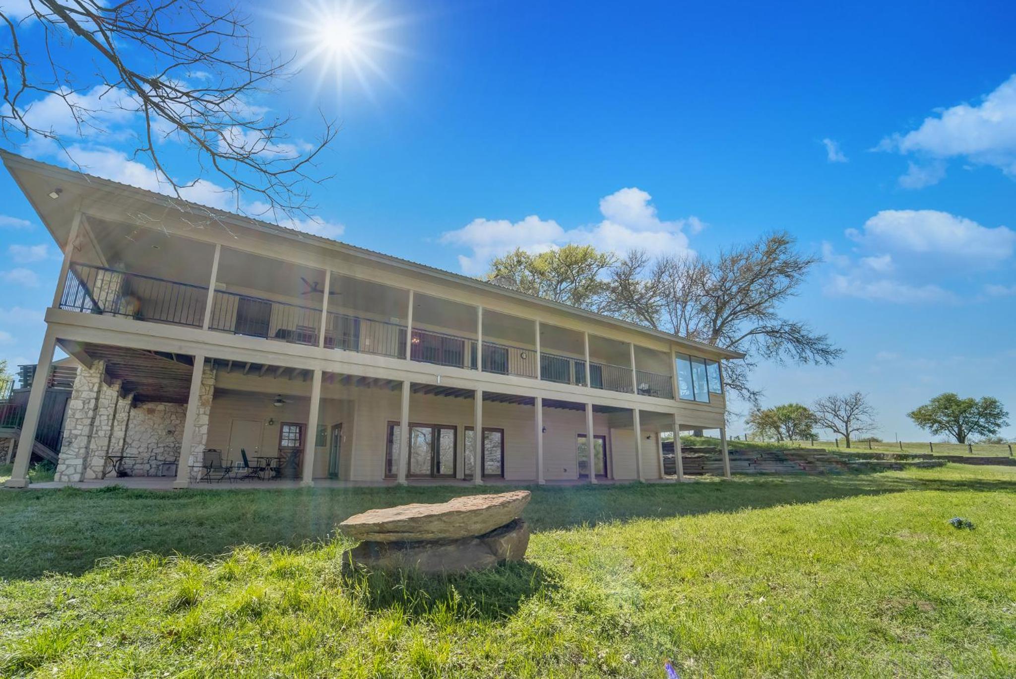 Tarcoola Riverfront Ranch, Billiards and Smart TVs view 3