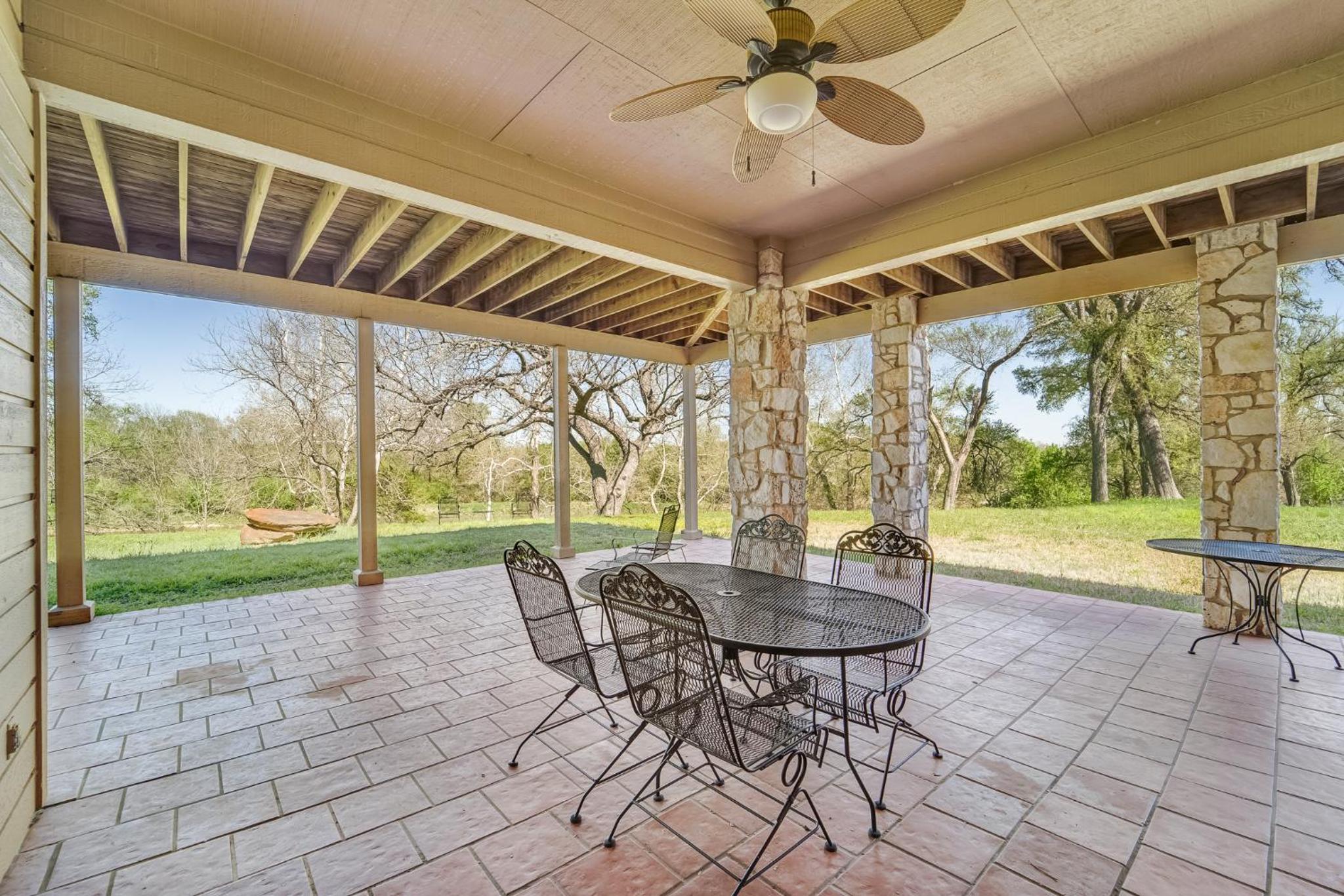 Tarcoola Riverfront Ranch, Billiards and Smart TVs view 4