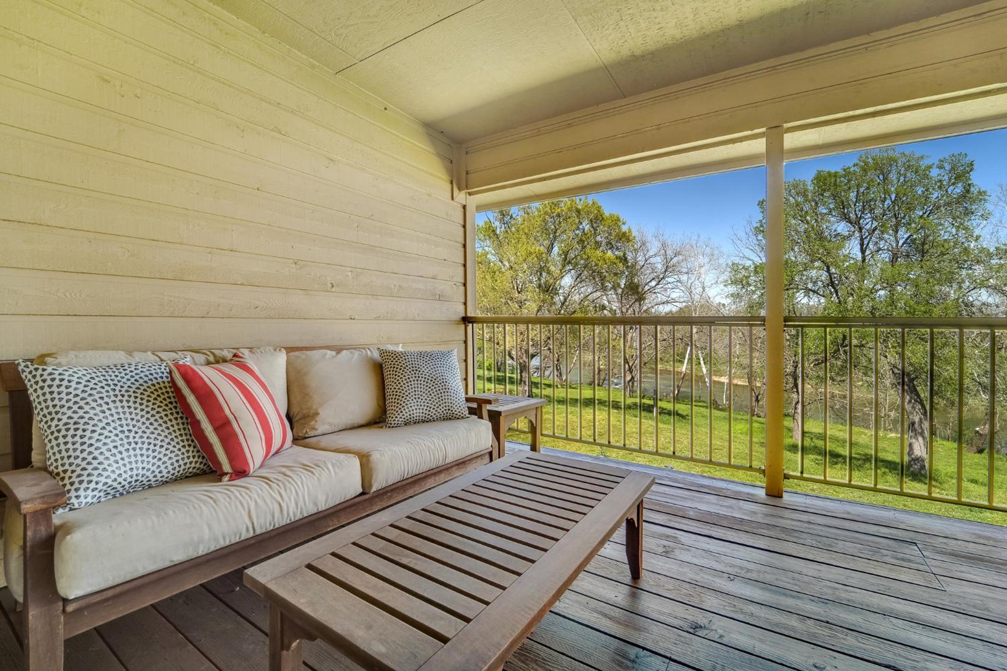 Tarcoola Riverfront Ranch, Billiards and Smart TVs view 5