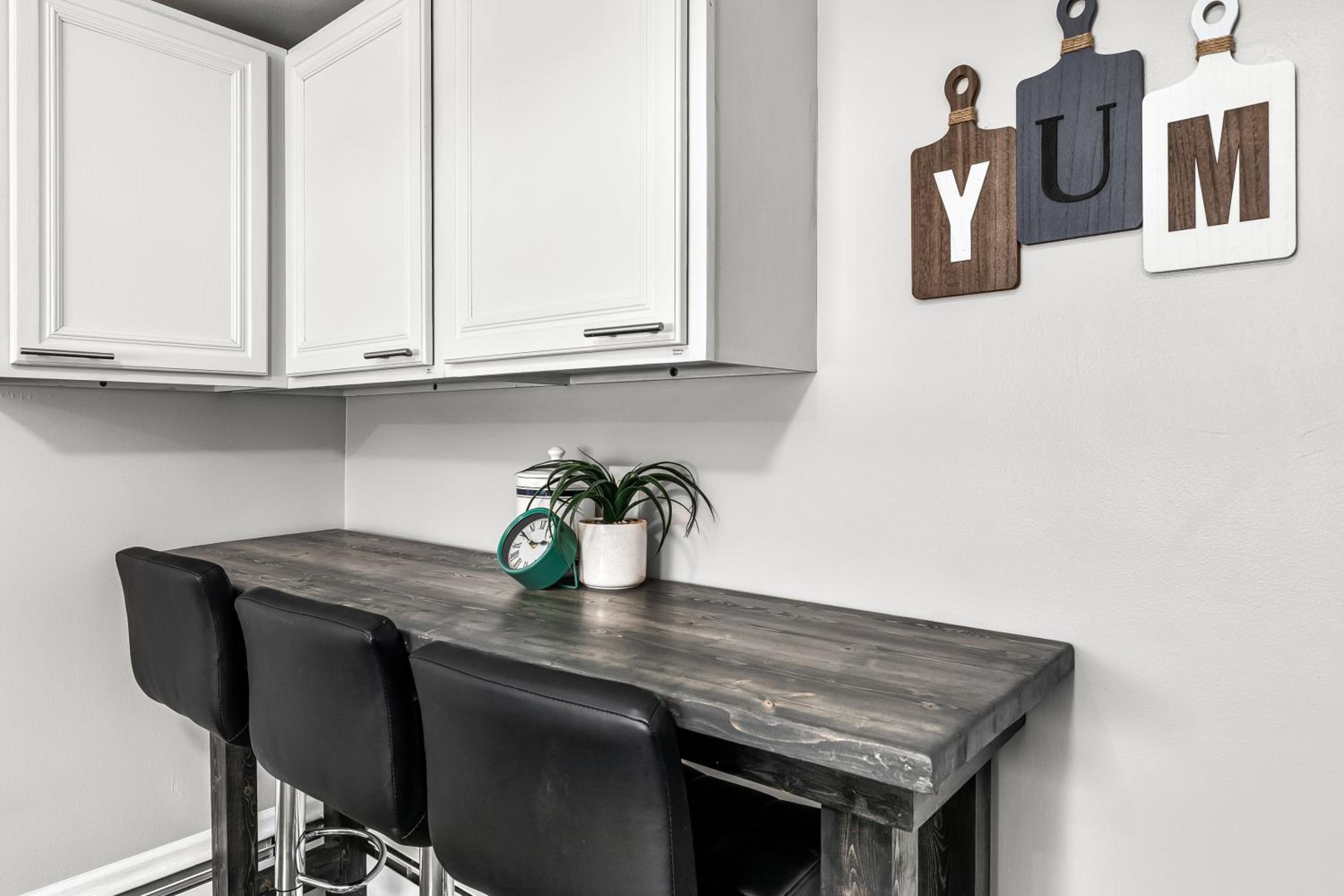 Detroit Vacations - New! Peaceful  Relaxing 2BR Flat Top Location - Property Image 3