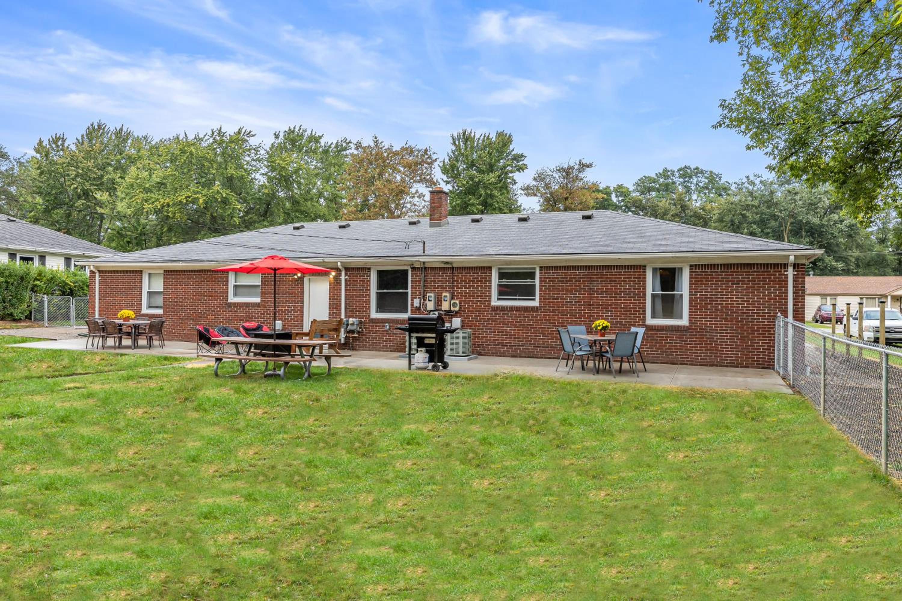 Detroit Vacations - New! Peaceful  Relaxing 2BR Flat Top Location - Property Image 4