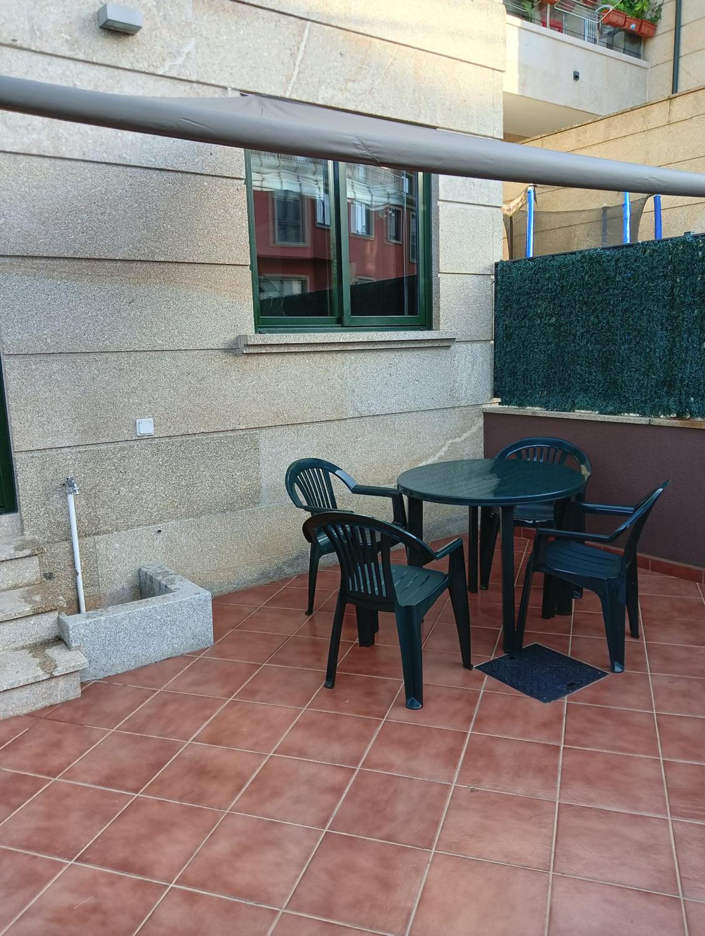 Apartamento con terraza y piscina
