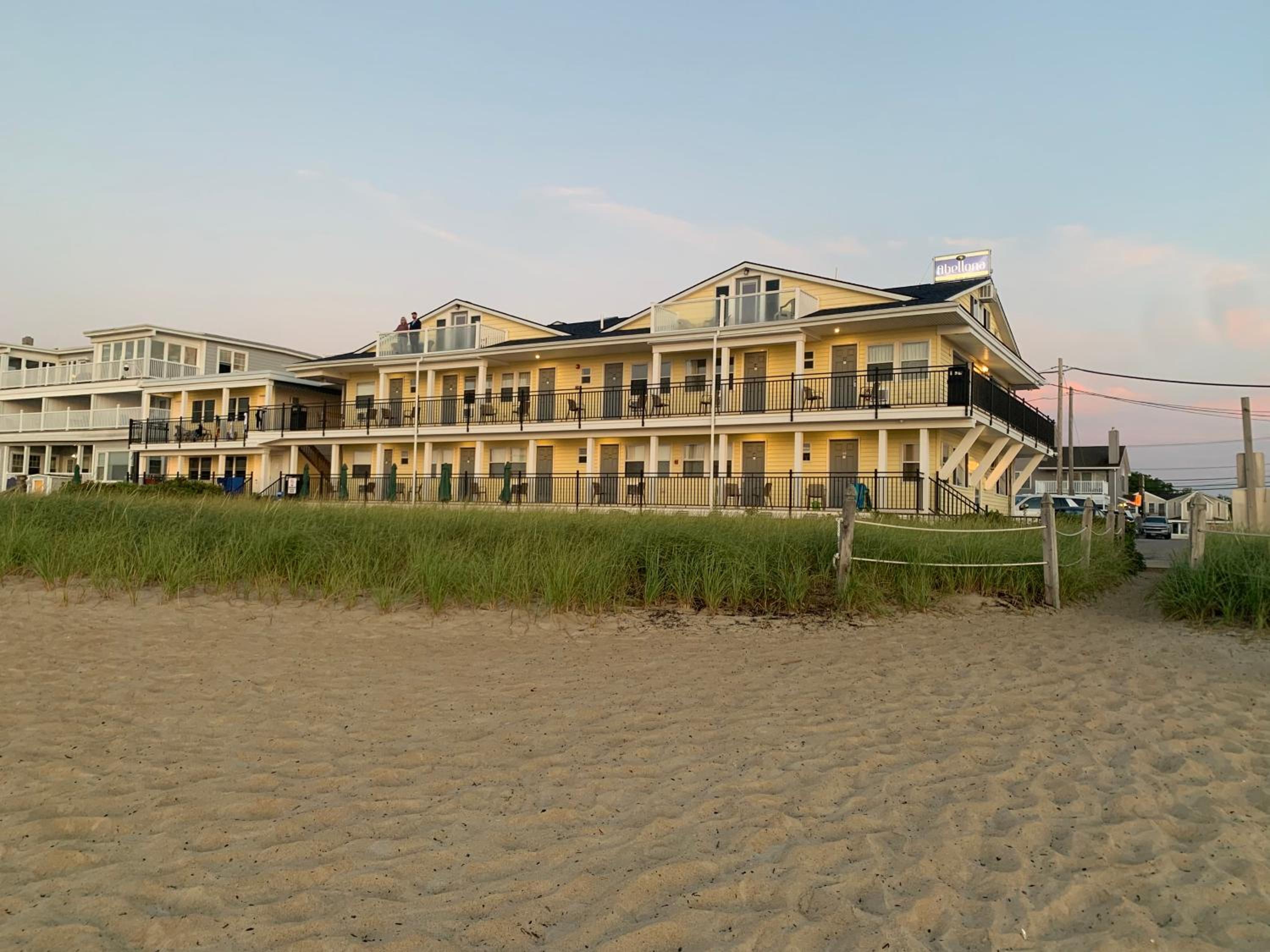 Abellona Inn & Suites
