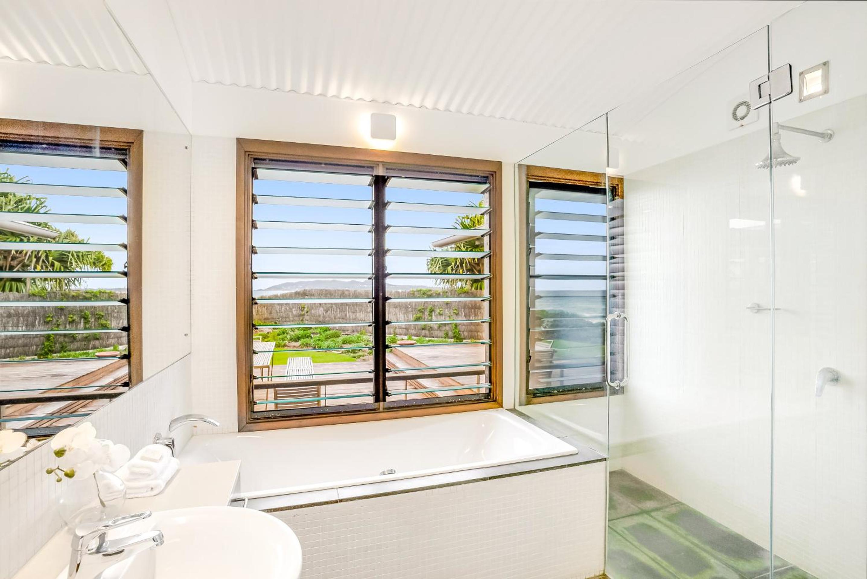 Fuller Holidays - Belongil Beachfront Pavilion, 18 Childe St