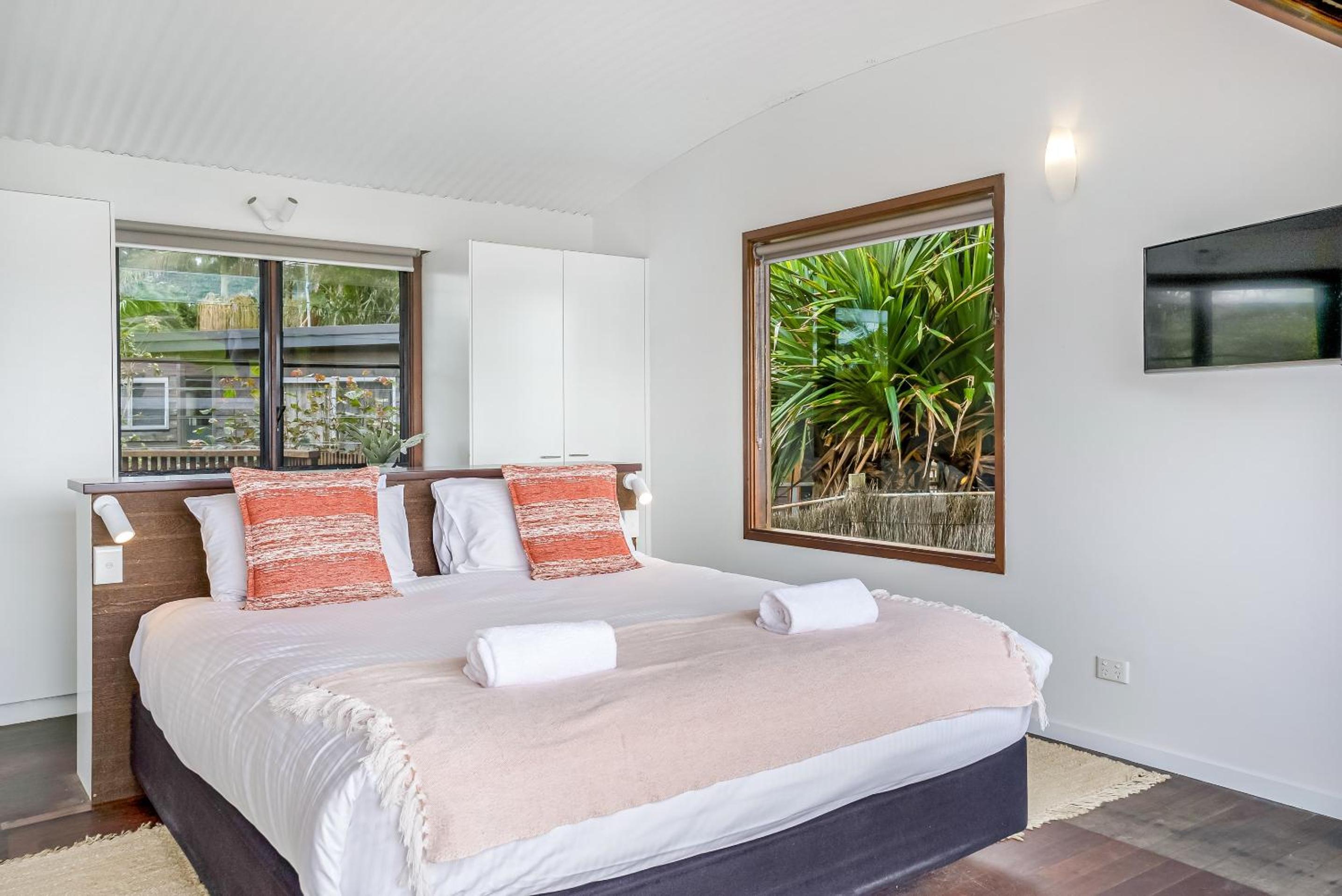 Fuller Holidays - Belongil Beachfront Pavilion, 18 Childe St