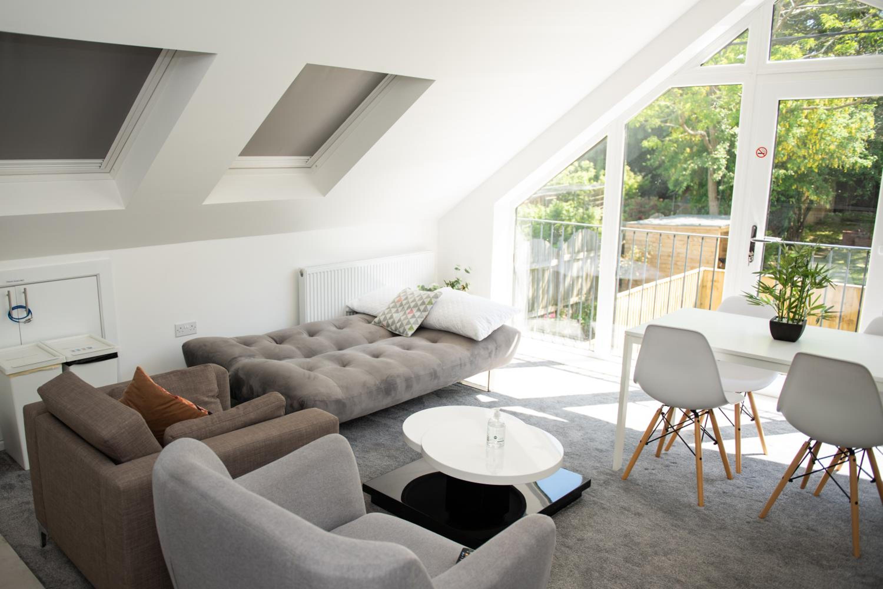 Walnut Flats-F3, 1-Bedroom with Stunning Garden View, AC, Parking, Netflix, WIFI - Close to Oxford, Bicester & Blenheim Palace view 5