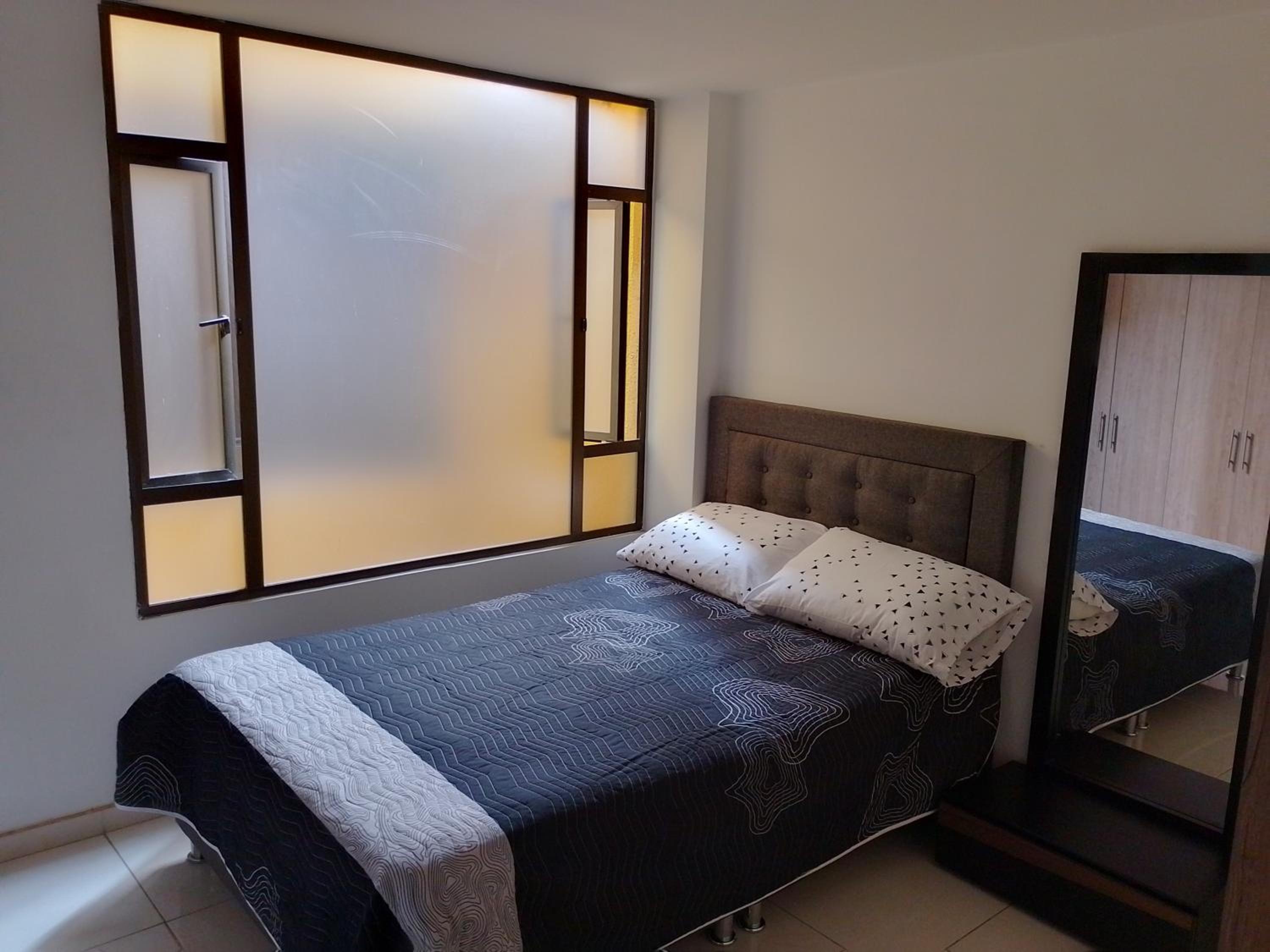 Linda habitación amplia iluminada Bogota Calle 80 view 3
