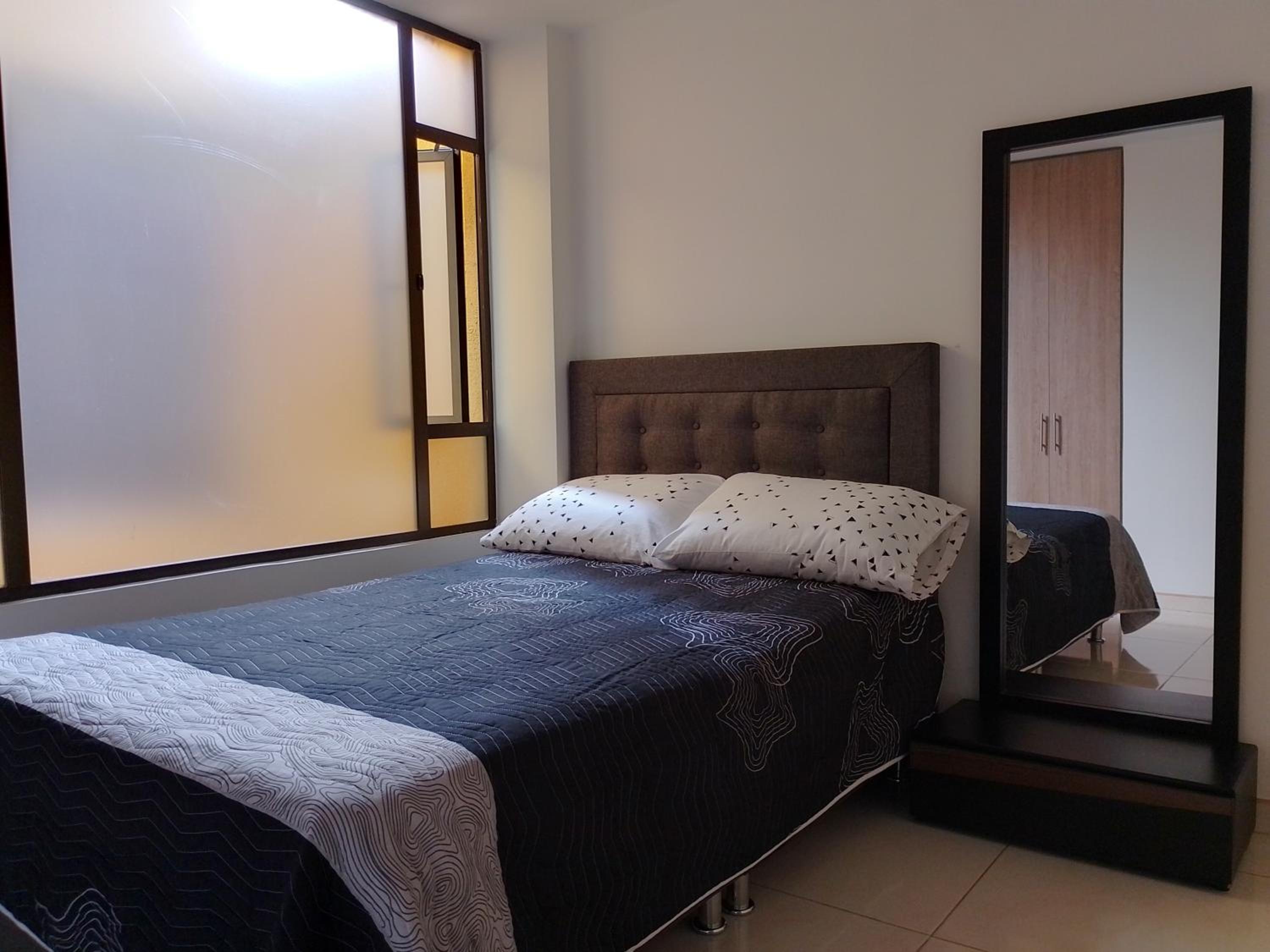 Linda habitación amplia iluminada Bogota Calle 80 view 5