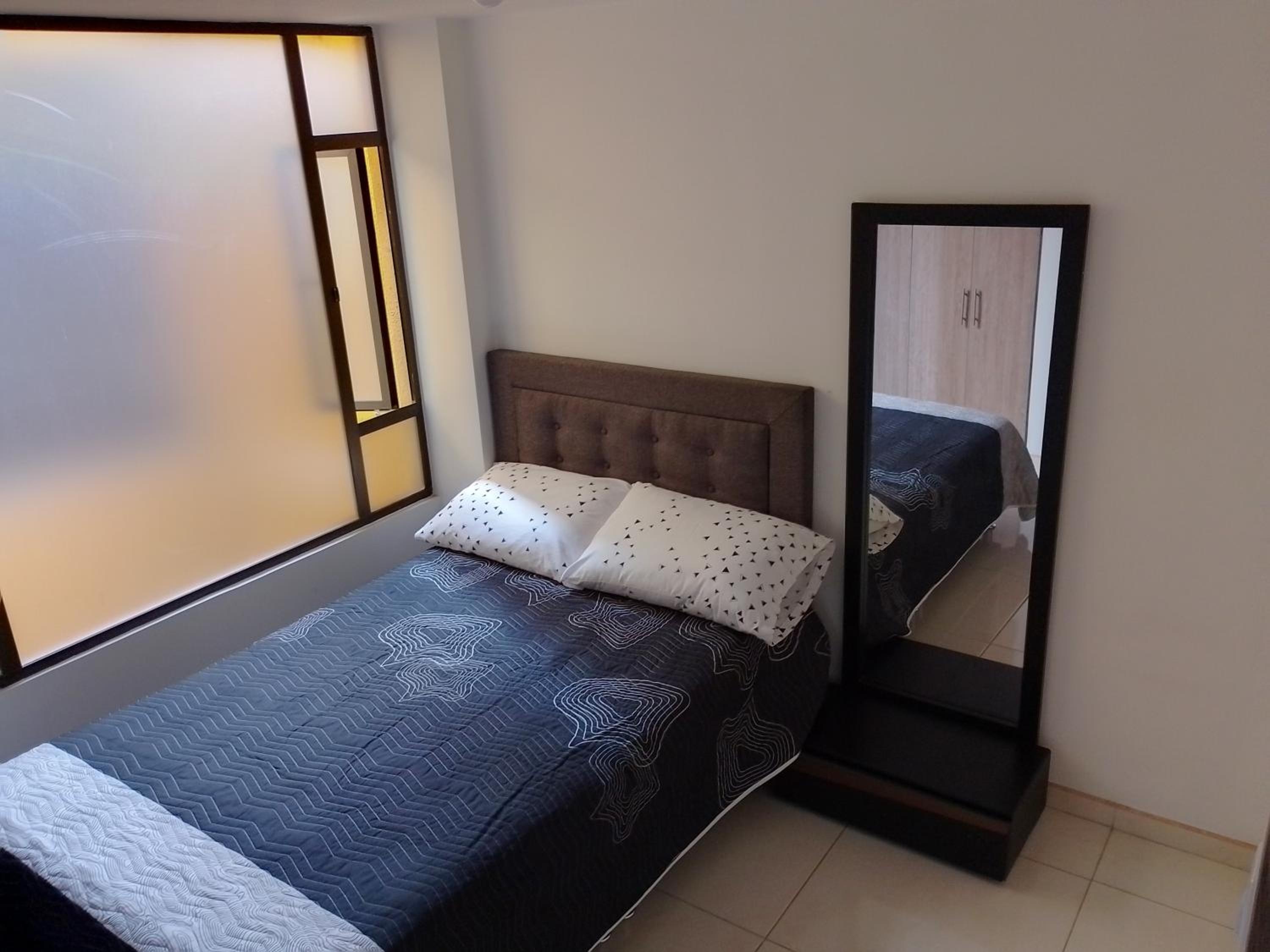Linda habitación amplia iluminada Bogota Calle 80 view 4