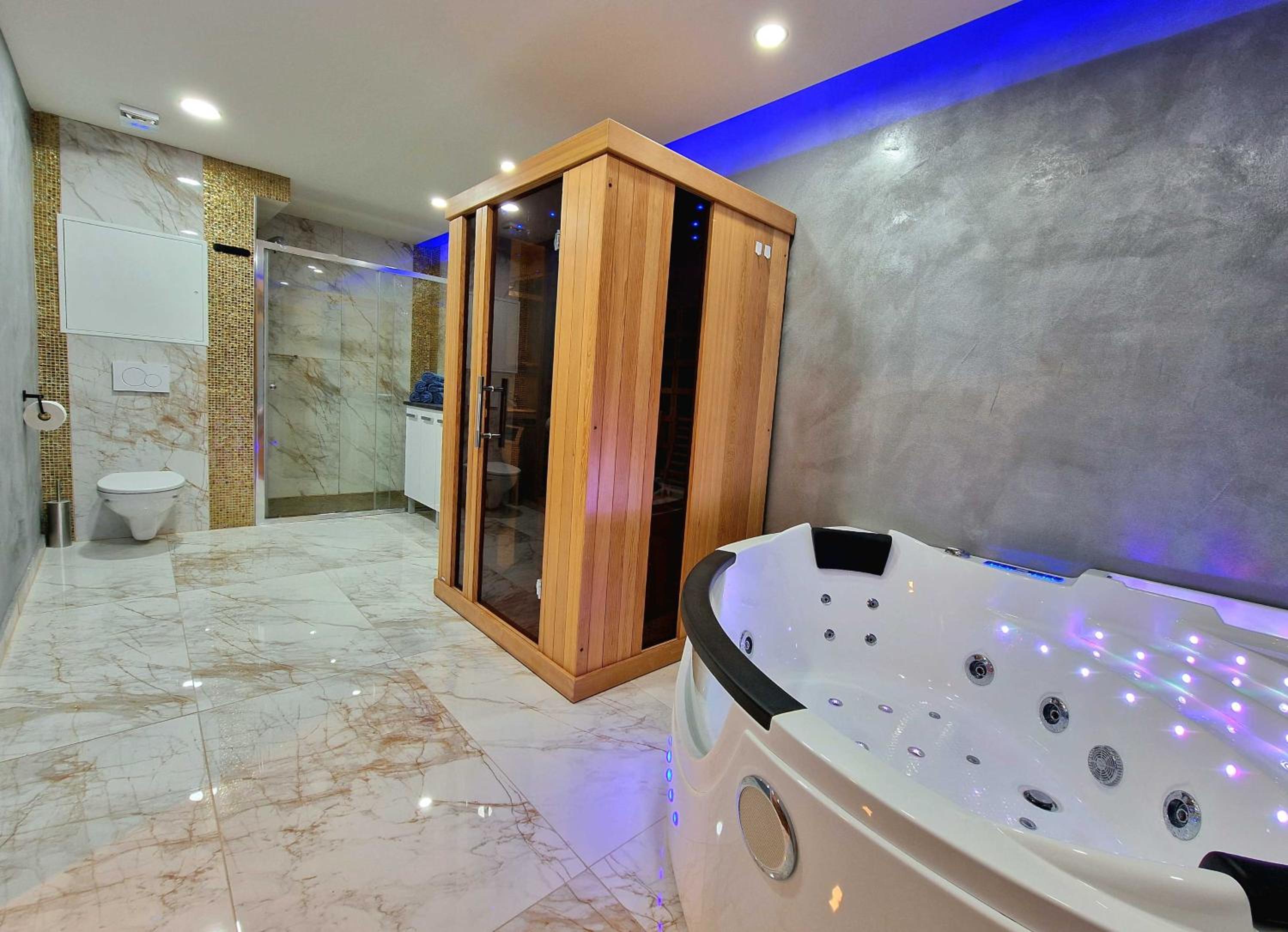 Wellness Gold apartment with Private SAUNA & JACUZZI