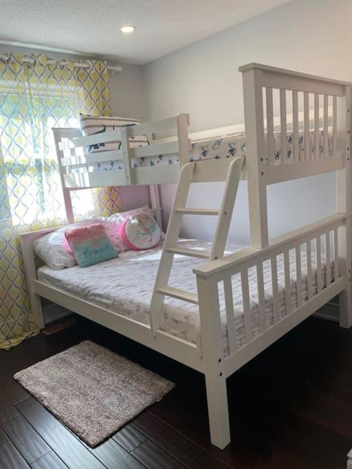 4-bdrm, king & bunkbed, park behind, trails nearby