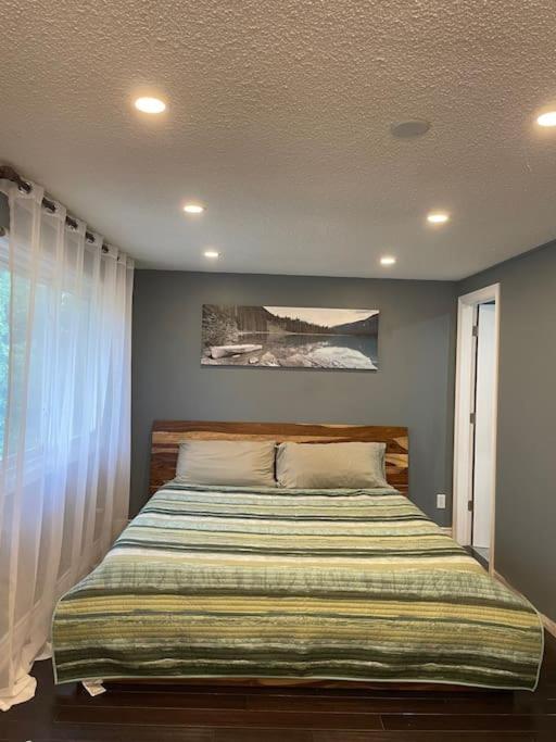 4-bdrm, king & bunkbed, park behind, trails nearby