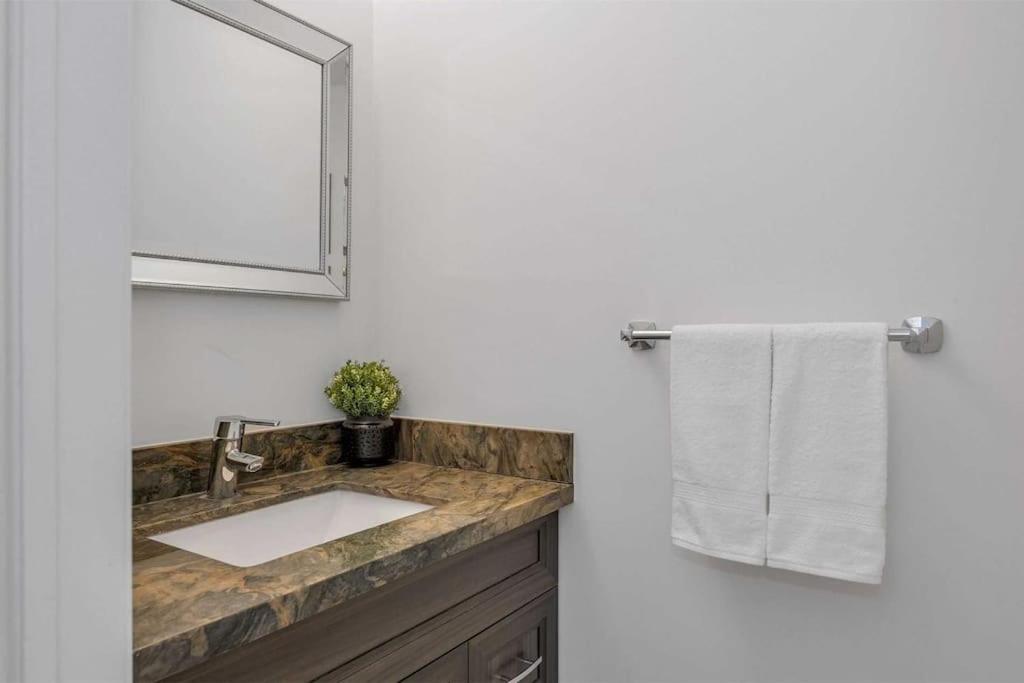 4-bdrm, king & bunkbed, park behind, trails nearby