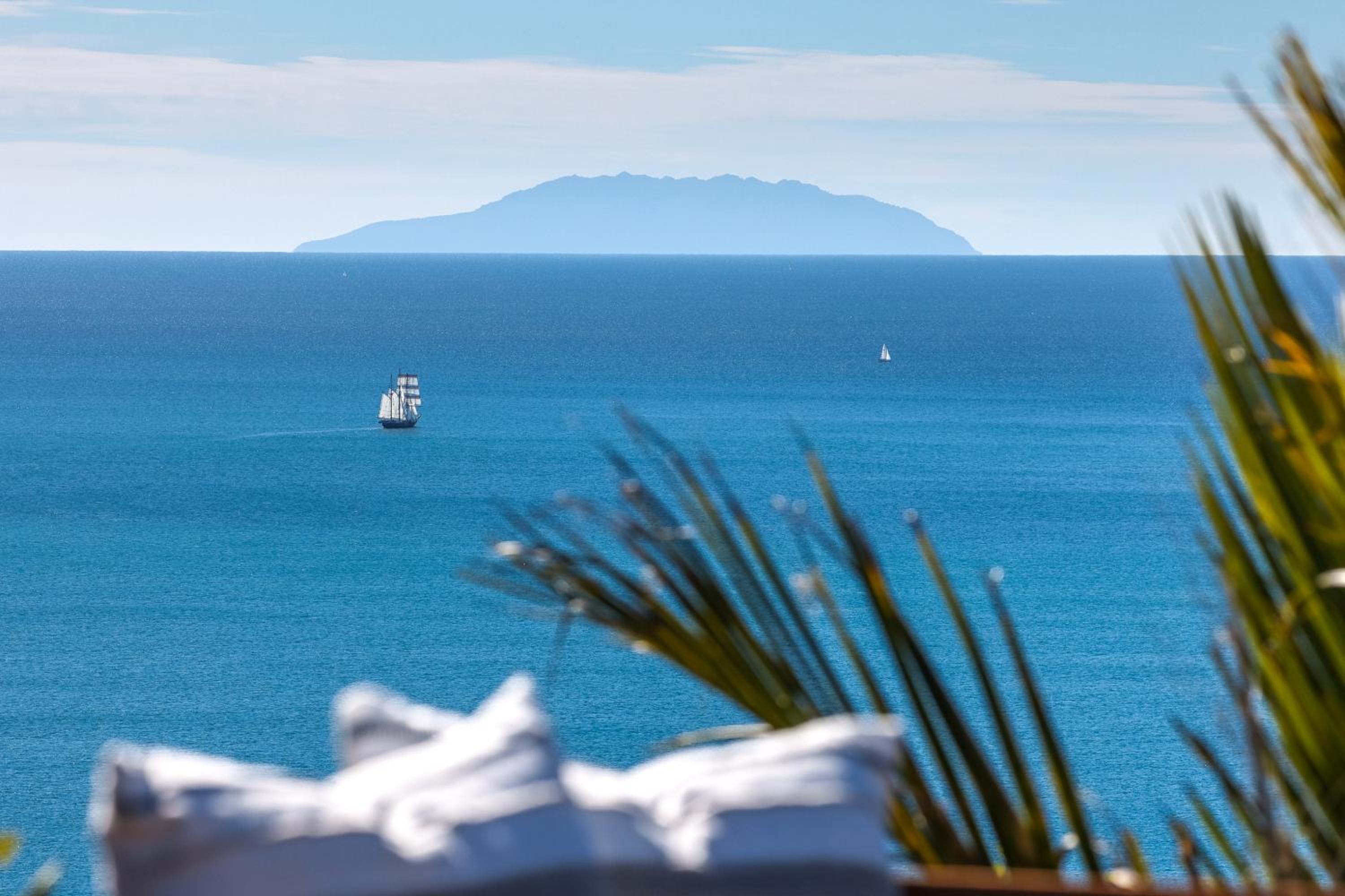 Ocean Breeze Cottage - Coast & Country view 2