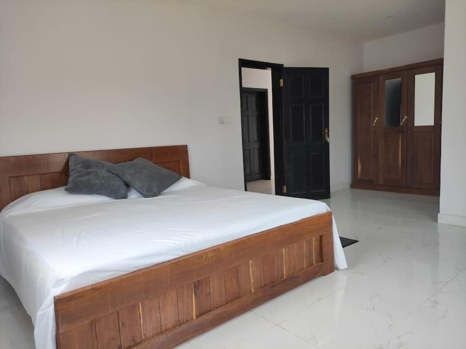 House in brufut near the sea / tanji bird reserve view 4