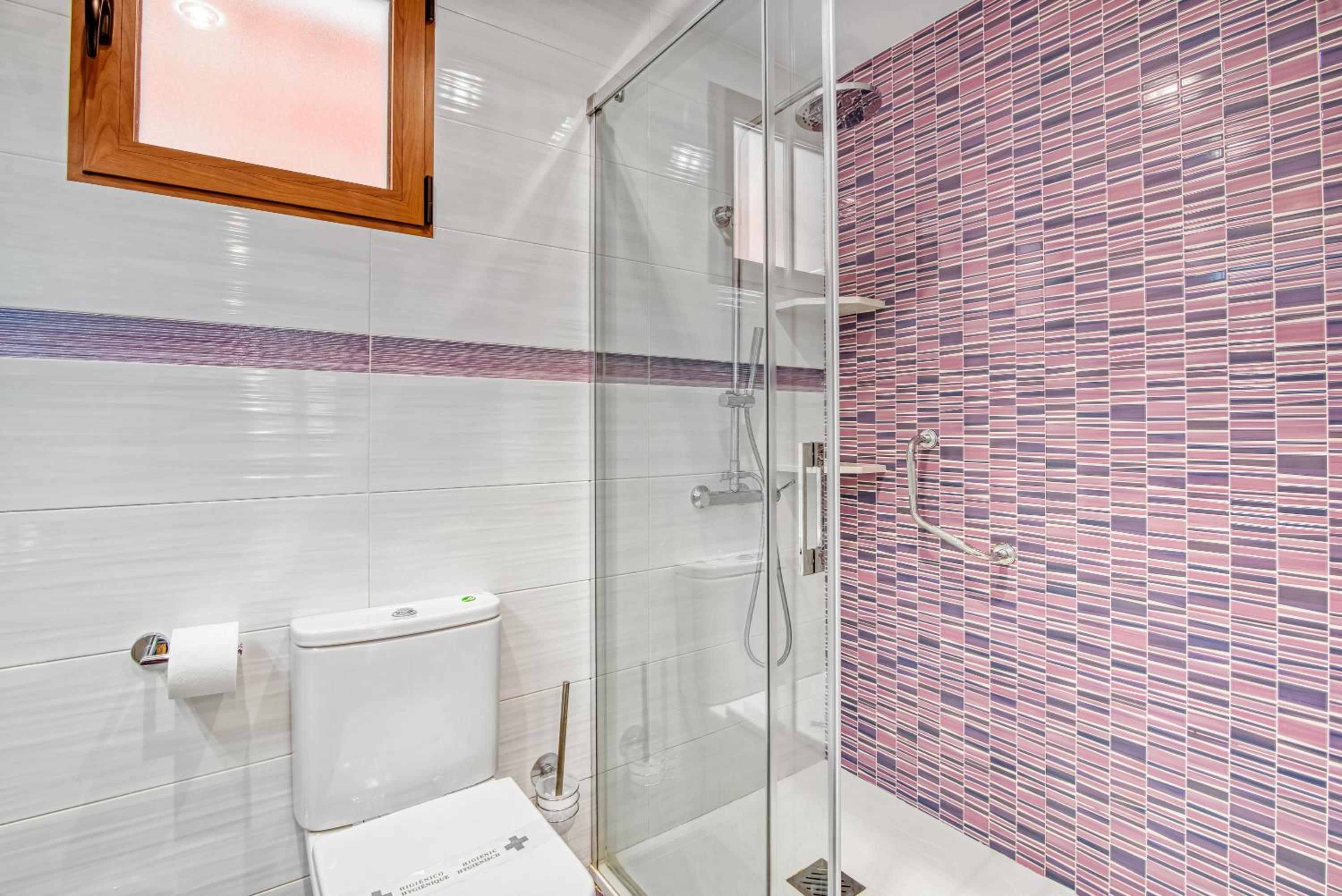 Violeta en Macastre — bathroom
